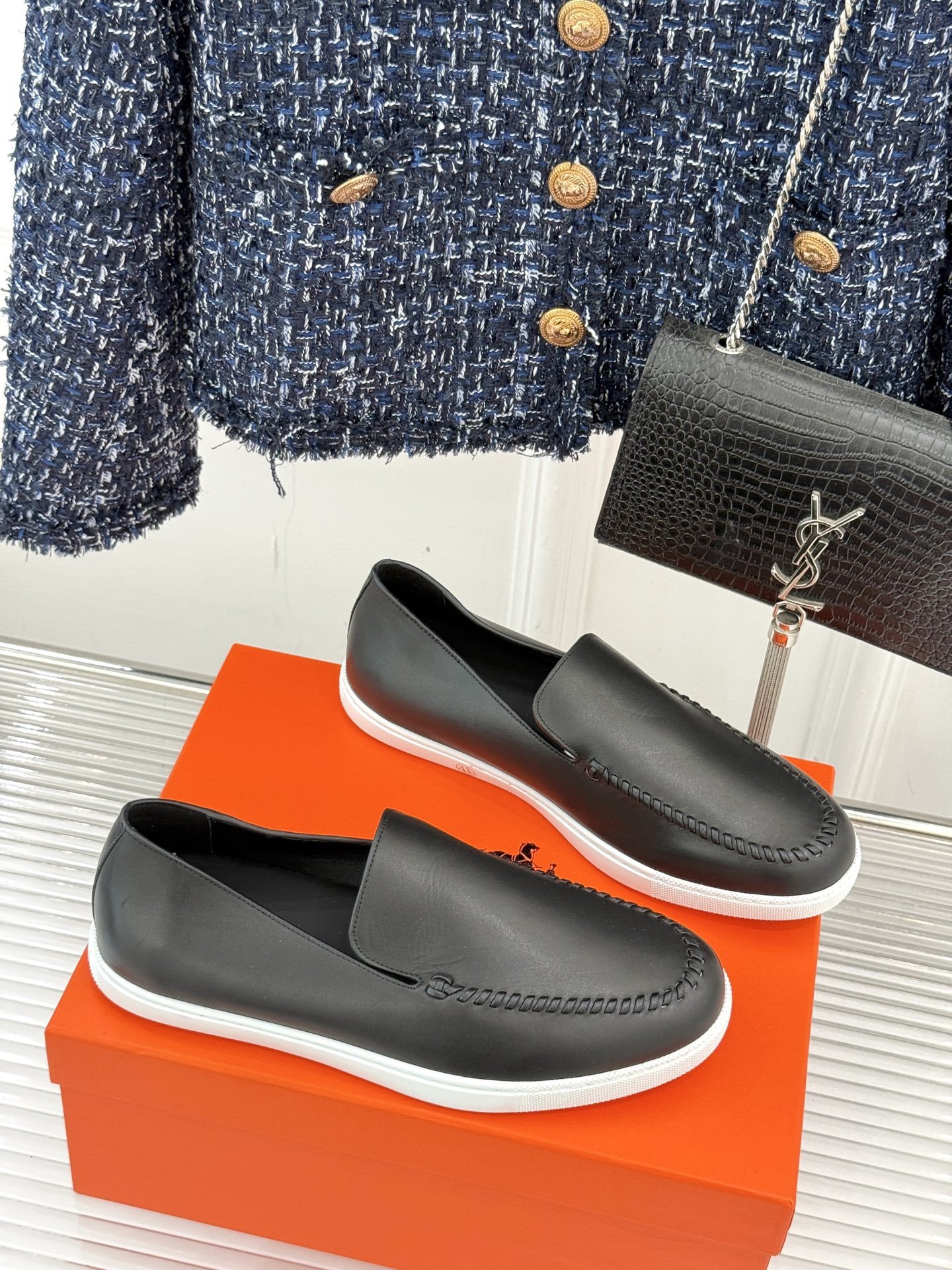 Hermès/爱马仕25WF新品复古情侣款乐福鞋
爱情—是岁月长河里的熠熠星辰
而这双乐福鞋则是这浪漫