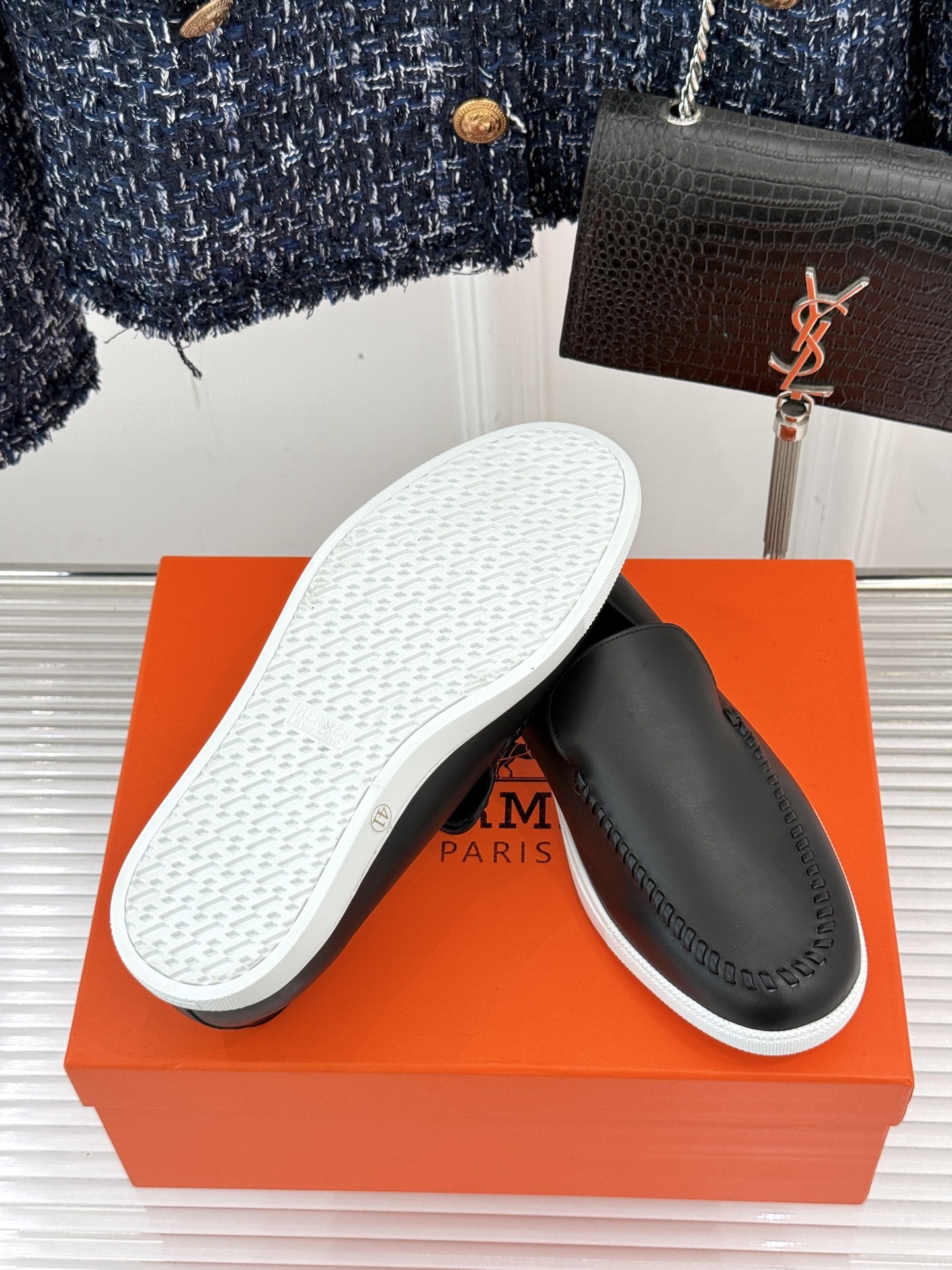 Hermès/爱马仕25WF新品复古情侣款乐福鞋
爱情—是岁月长河里的熠熠星辰
而这双乐福鞋则是这浪漫