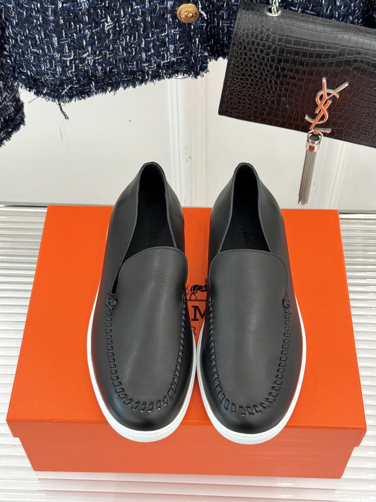 Hermès/爱马仕25WF新品复古情侣款乐福鞋
爱情—是岁月长河里的熠熠星辰
而这双乐福鞋则是这浪漫
