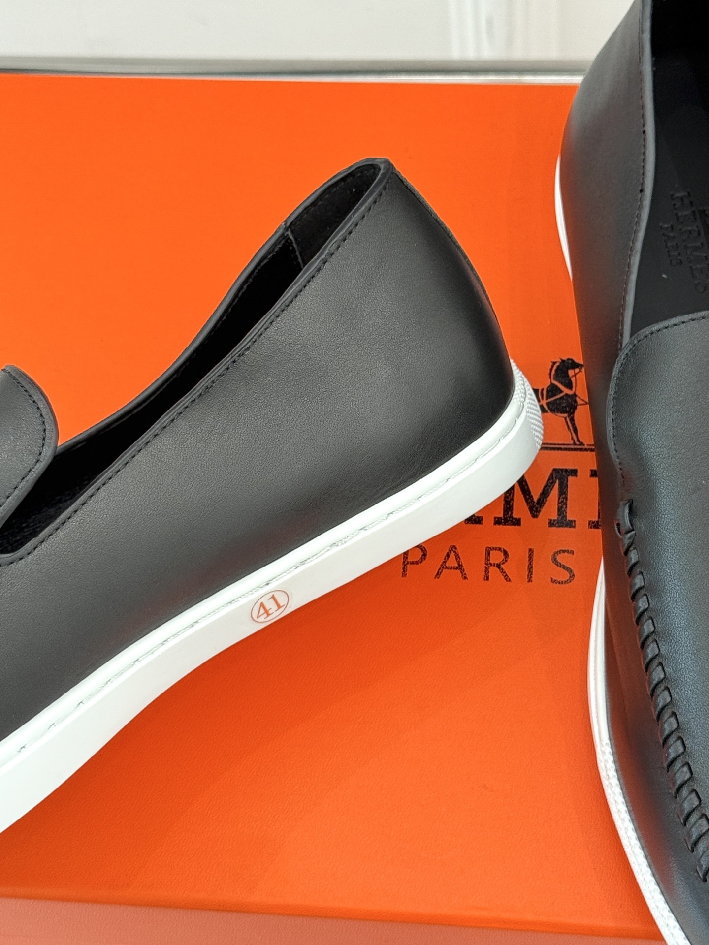 Hermès/爱马仕25WF新品复古情侣款乐福鞋
爱情—是岁月长河里的熠熠星辰
而这双乐福鞋则是这浪漫