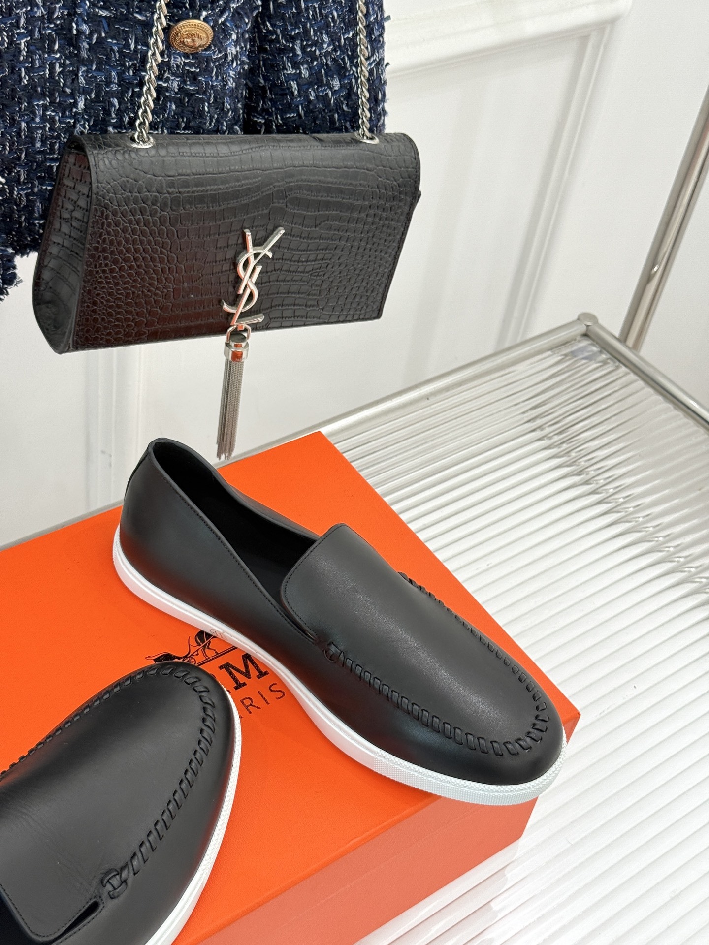 Hermès/爱马仕25WF新品复古情侣款乐福鞋
爱情—是岁月长河里的熠熠星辰
而这双乐福鞋则是这浪漫