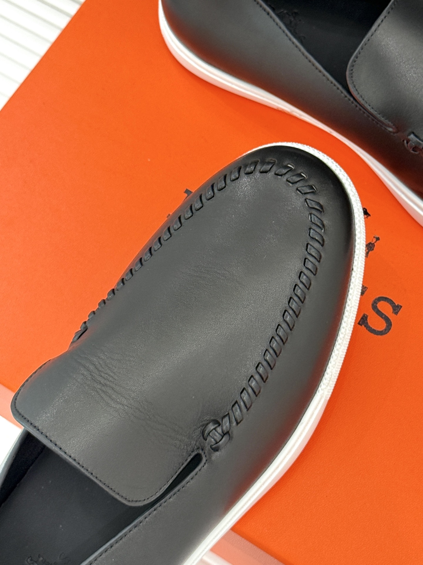 Hermès/爱马仕25WF新品复古情侣款乐福鞋
爱情—是岁月长河里的熠熠星辰
而这双乐福鞋则是这浪漫