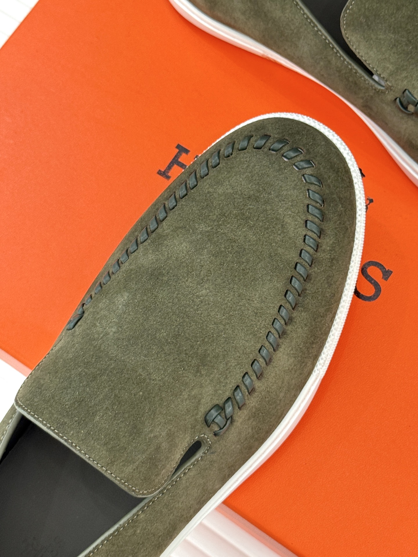 
Hermès/爱马仕25WF新品复古情侣款乐福鞋
爱情—是岁月长河里的熠熠星辰
而这双乐福鞋则是这浪漫