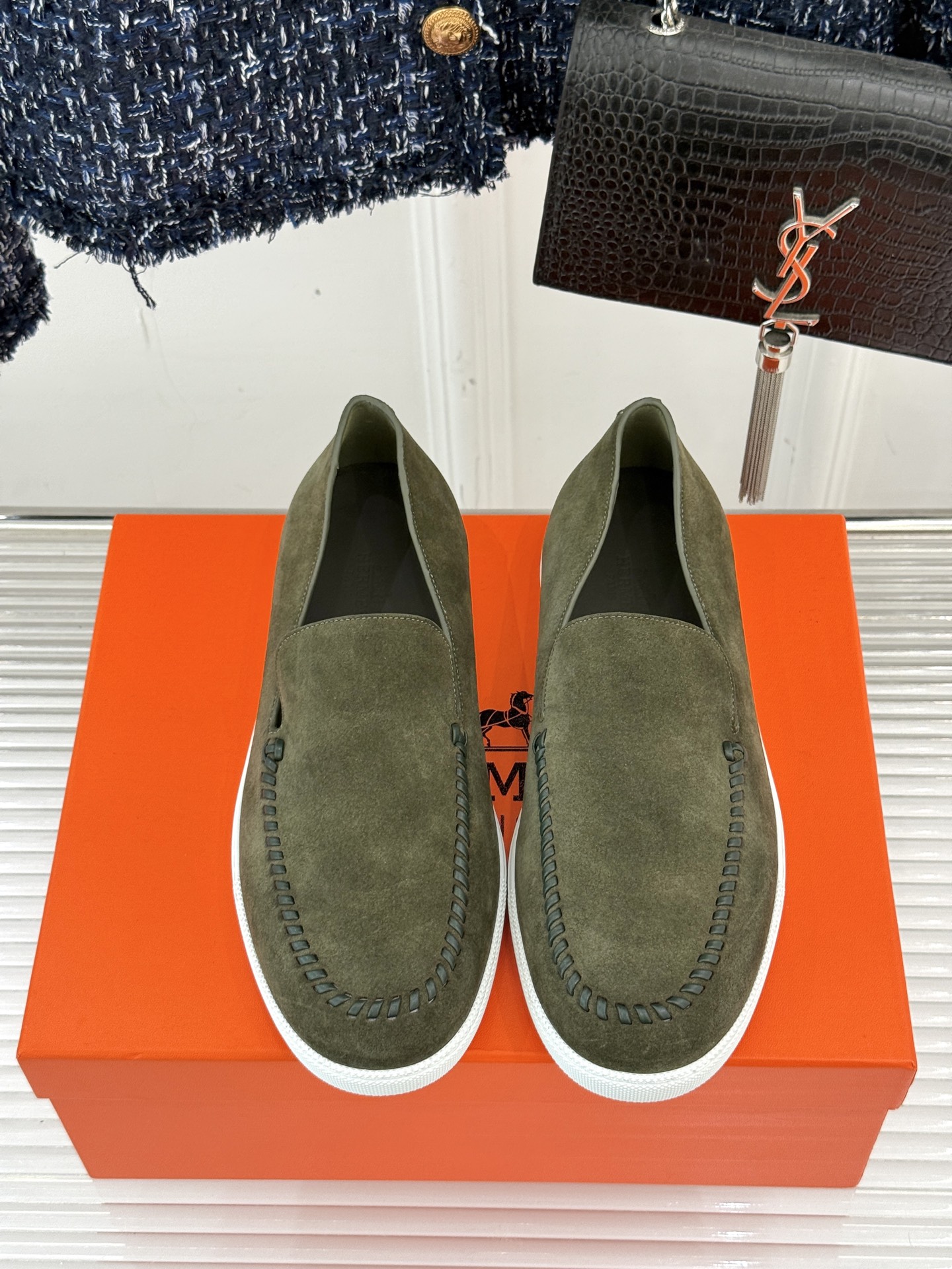 
Hermès/爱马仕25WF新品复古情侣款乐福鞋
爱情—是岁月长河里的熠熠星辰
而这双乐福鞋则是这浪漫