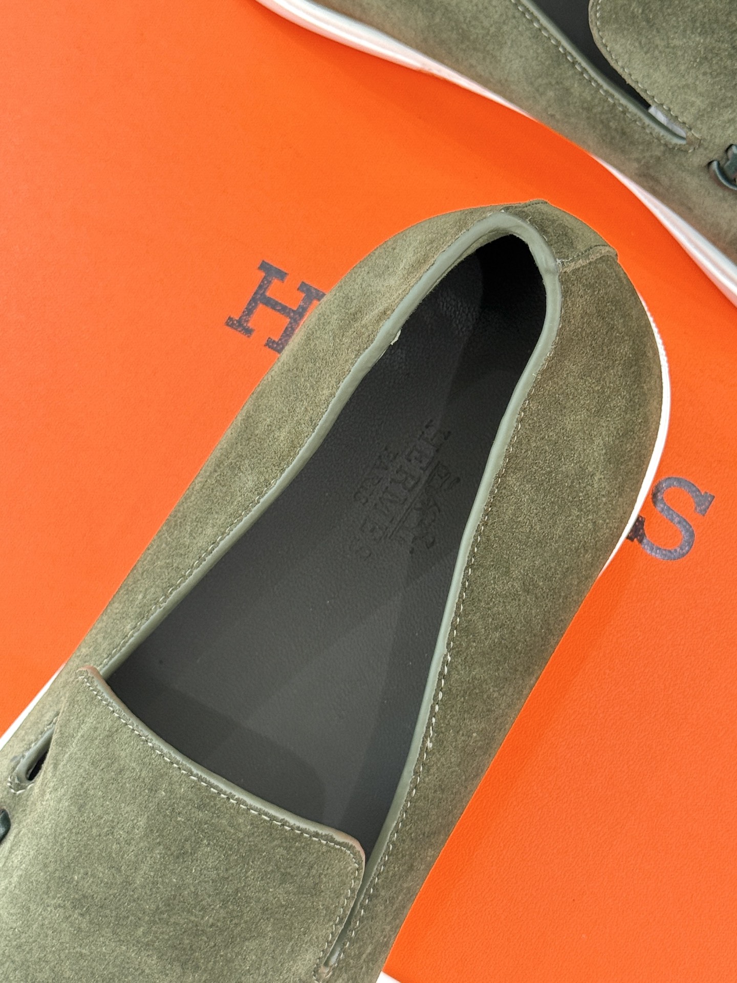 
Hermès/爱马仕25WF新品复古情侣款乐福鞋
爱情—是岁月长河里的熠熠星辰
而这双乐福鞋则是这浪漫
