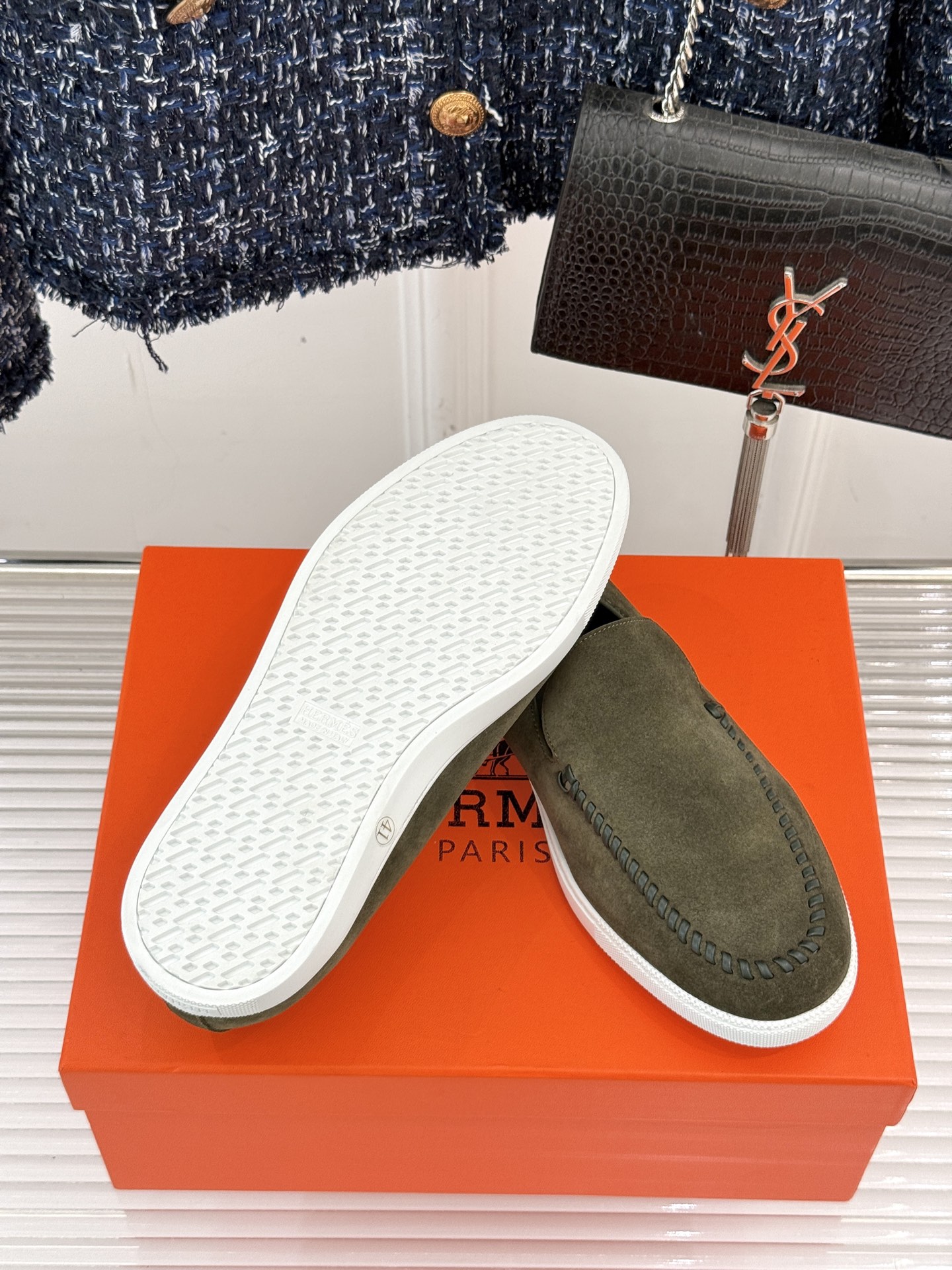 
Hermès/爱马仕25WF新品复古情侣款乐福鞋
爱情—是岁月长河里的熠熠星辰
而这双乐福鞋则是这浪漫