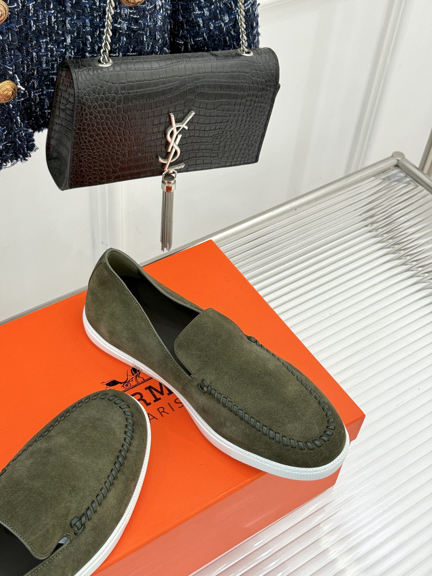 
Hermès/爱马仕25WF新品复古情侣款乐福鞋
爱情—是岁月长河里的熠熠星辰
而这双乐福鞋则是这浪漫