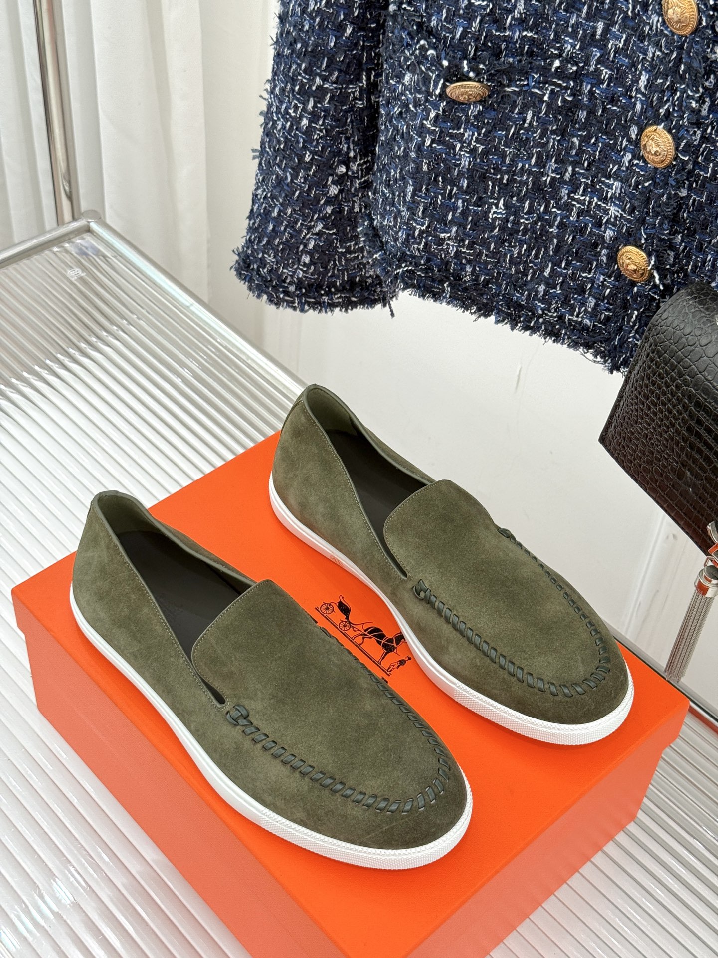
Hermès/爱马仕25WF新品复古情侣款乐福鞋
爱情—是岁月长河里的熠熠星辰
而这双乐福鞋则是这浪漫