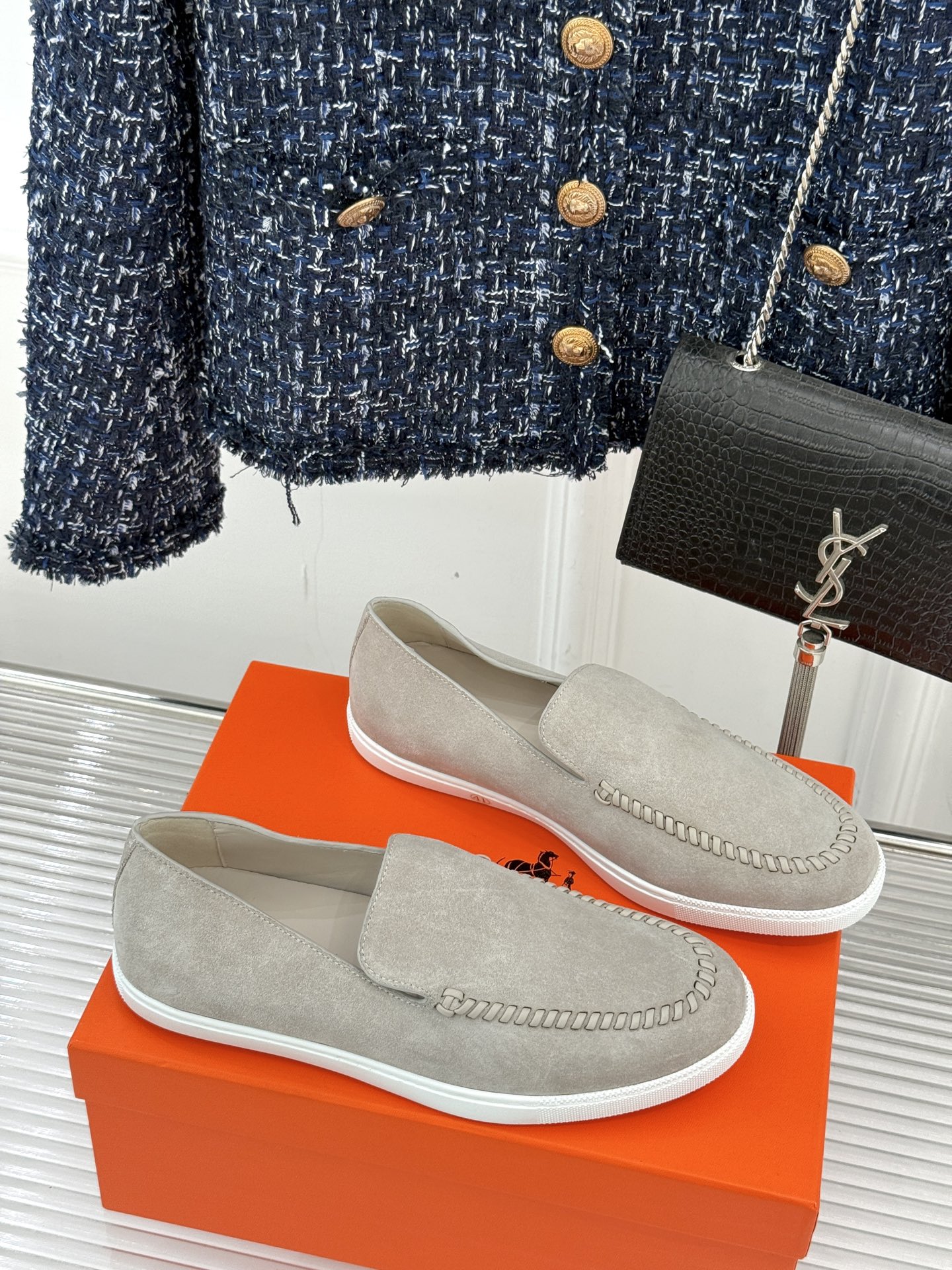 
Hermès/爱马仕25WF新品复古情侣款乐福鞋
爱情—是岁月长河里的熠熠星辰
而这双乐福鞋则是这浪漫