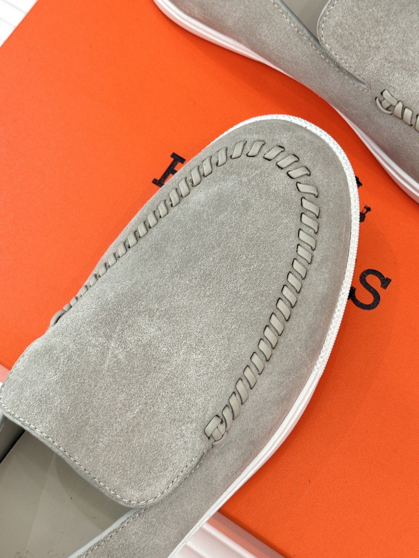 
Hermès/爱马仕25WF新品复古情侣款乐福鞋
爱情—是岁月长河里的熠熠星辰
而这双乐福鞋则是这浪漫