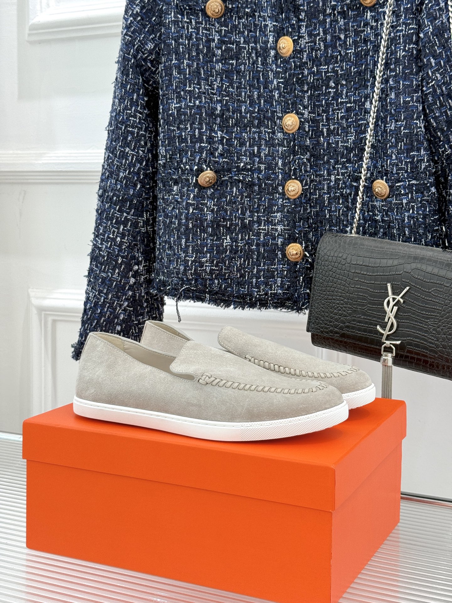 
Hermès/爱马仕25WF新品复古情侣款乐福鞋
爱情—是岁月长河里的熠熠星辰
而这双乐福鞋则是这浪漫
