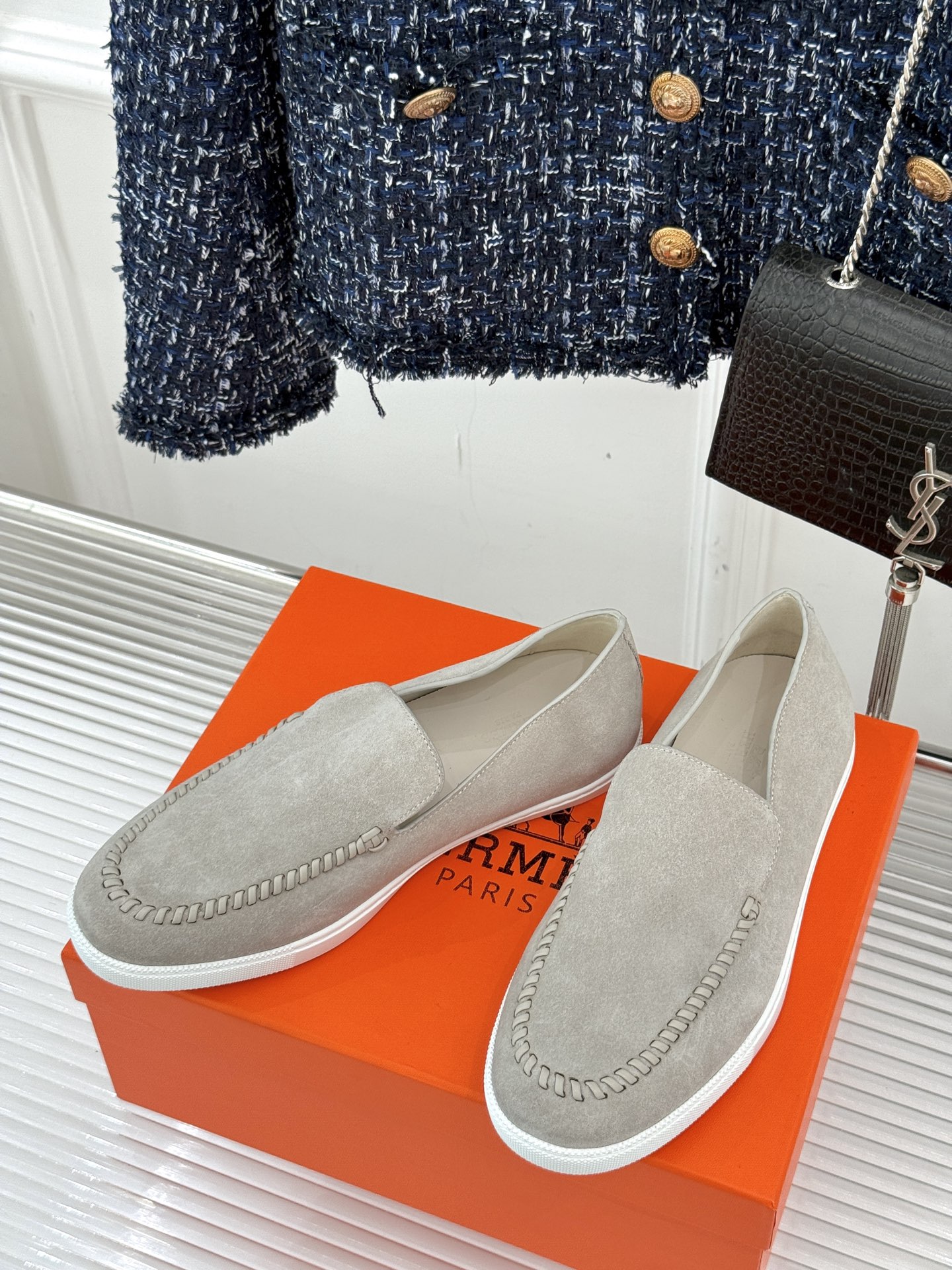 
Hermès/爱马仕25WF新品复古情侣款乐福鞋
爱情—是岁月长河里的熠熠星辰
而这双乐福鞋则是这浪漫