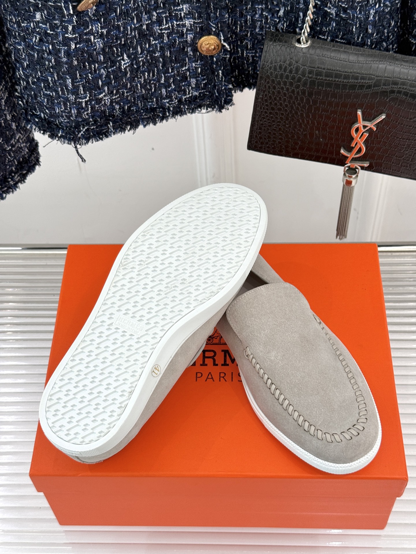 
Hermès/爱马仕25WF新品复古情侣款乐福鞋
爱情—是岁月长河里的熠熠星辰
而这双乐福鞋则是这浪漫