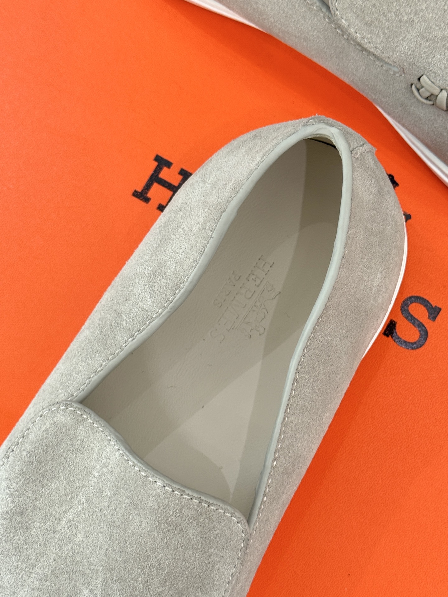 
Hermès/爱马仕25WF新品复古情侣款乐福鞋
爱情—是岁月长河里的熠熠星辰
而这双乐福鞋则是这浪漫