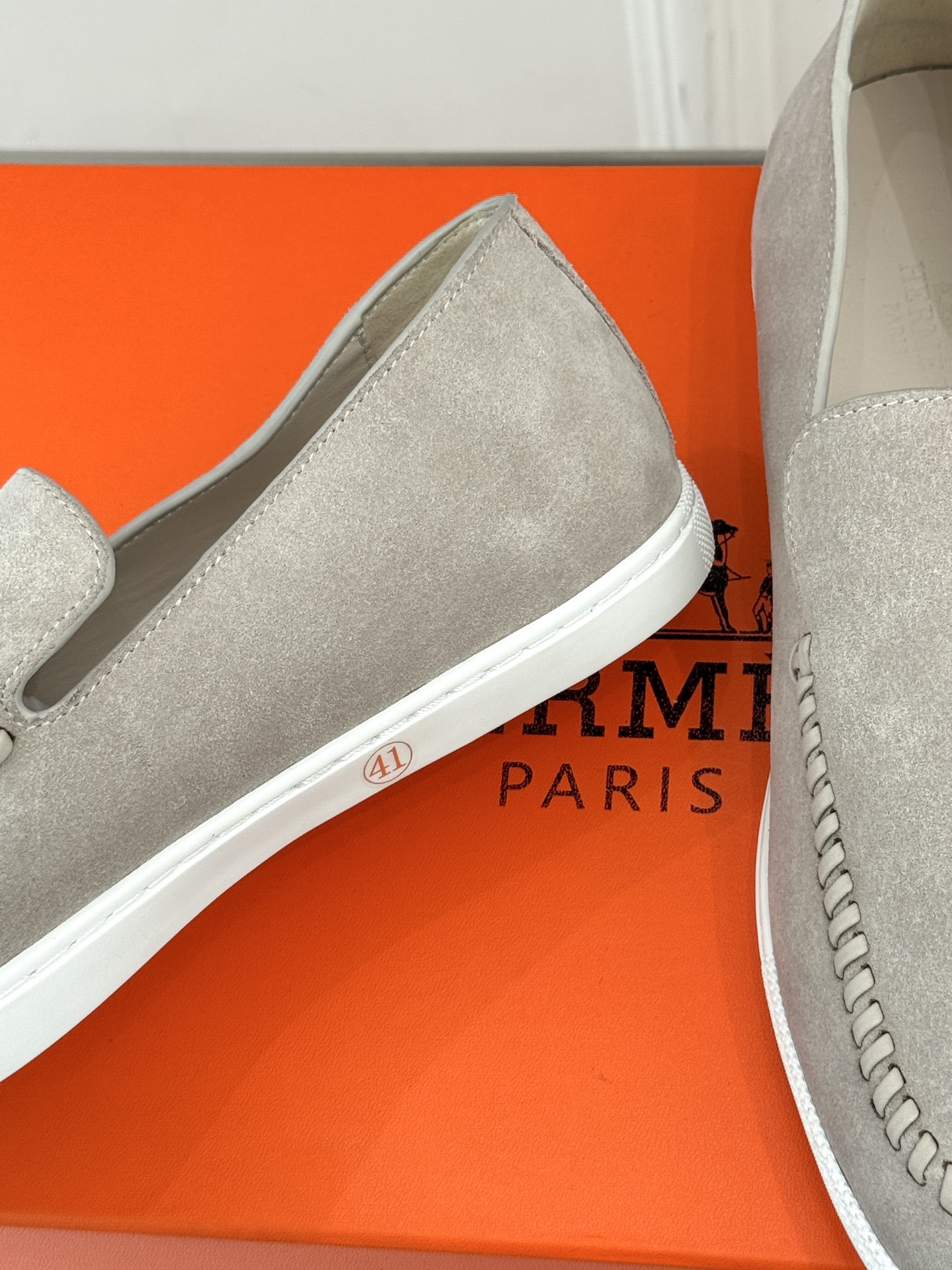 
Hermès/爱马仕25WF新品复古情侣款乐福鞋
爱情—是岁月长河里的熠熠星辰
而这双乐福鞋则是这浪漫