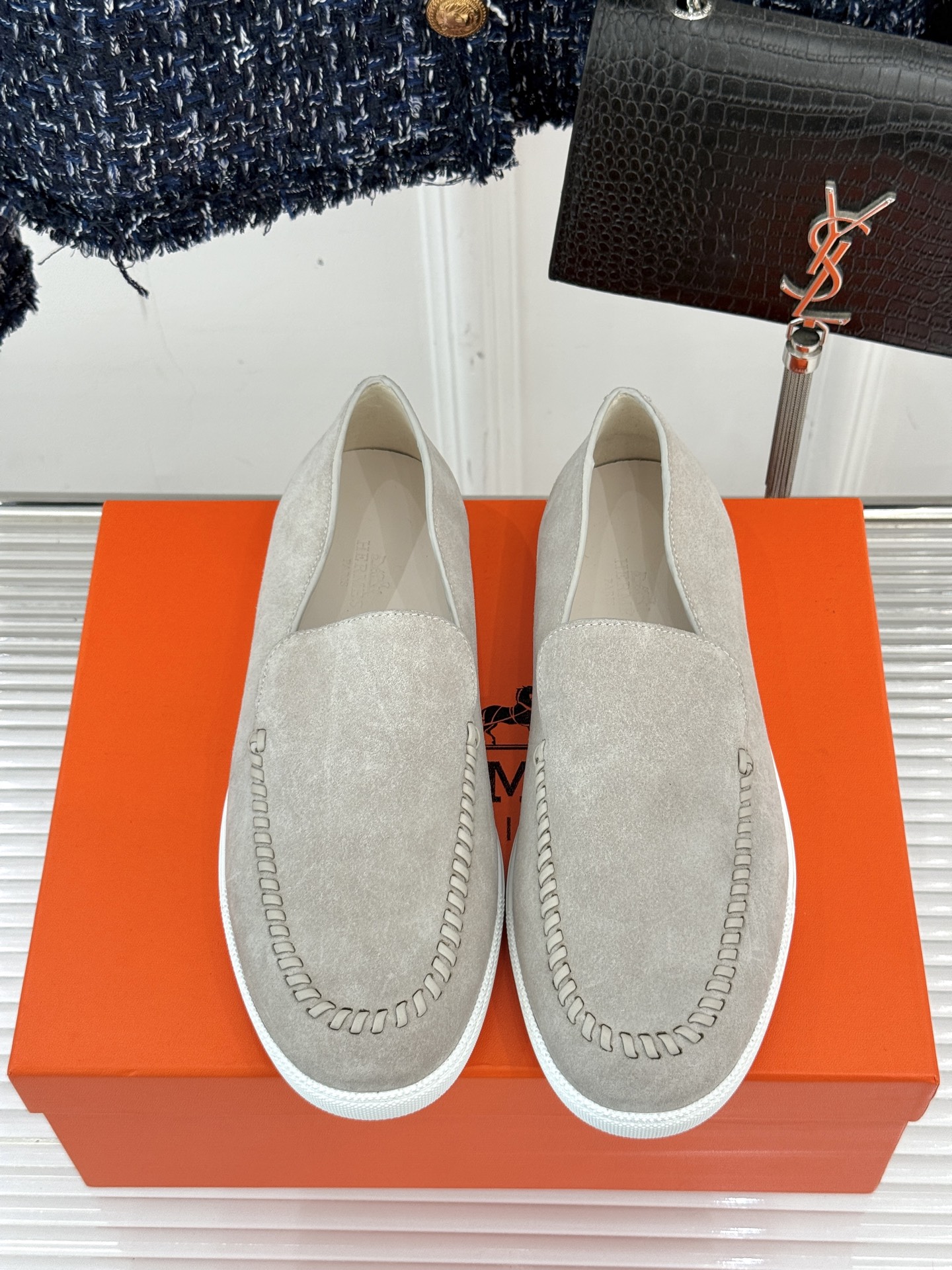 
Hermès/爱马仕25WF新品复古情侣款乐福鞋
爱情—是岁月长河里的熠熠星辰
而这双乐福鞋则是这浪漫