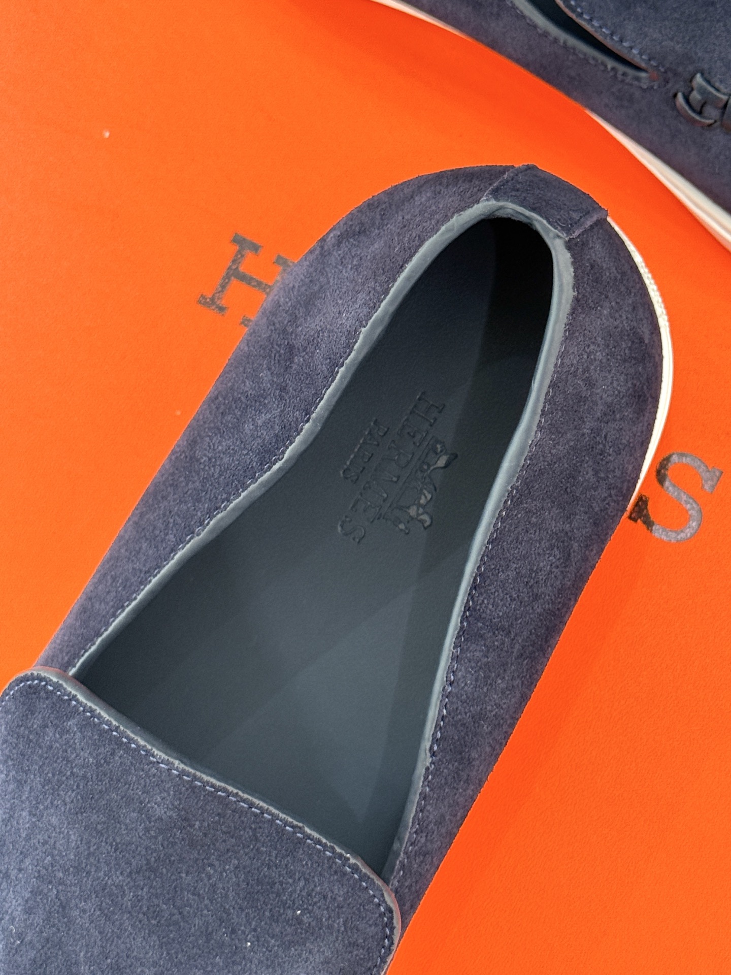 
Hermès/爱马仕25WF新品复古情侣款乐福鞋
爱情—是岁月长河里的熠熠星辰
而这双乐福鞋则是这浪漫