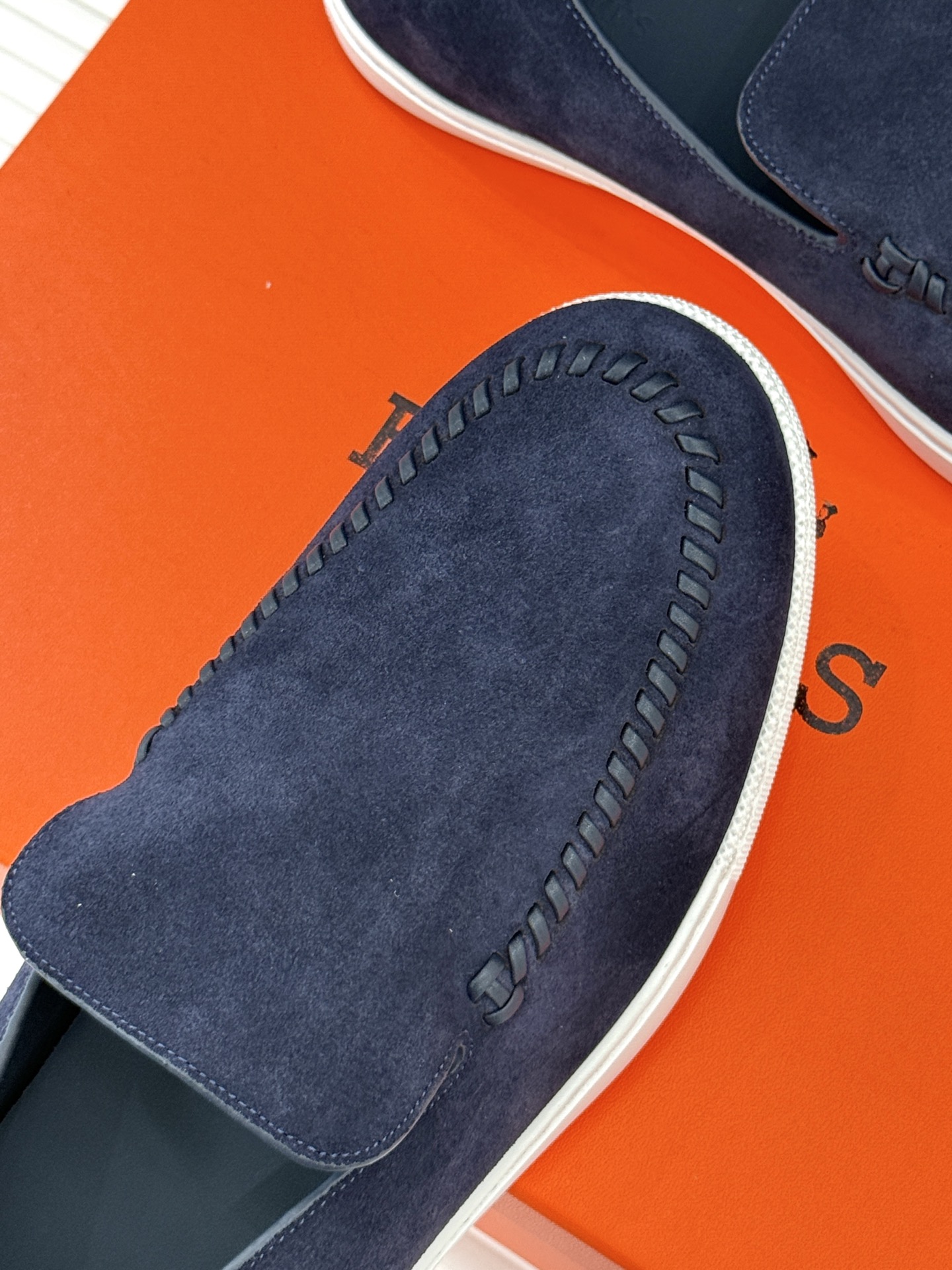 
Hermès/爱马仕25WF新品复古情侣款乐福鞋
爱情—是岁月长河里的熠熠星辰
而这双乐福鞋则是这浪漫