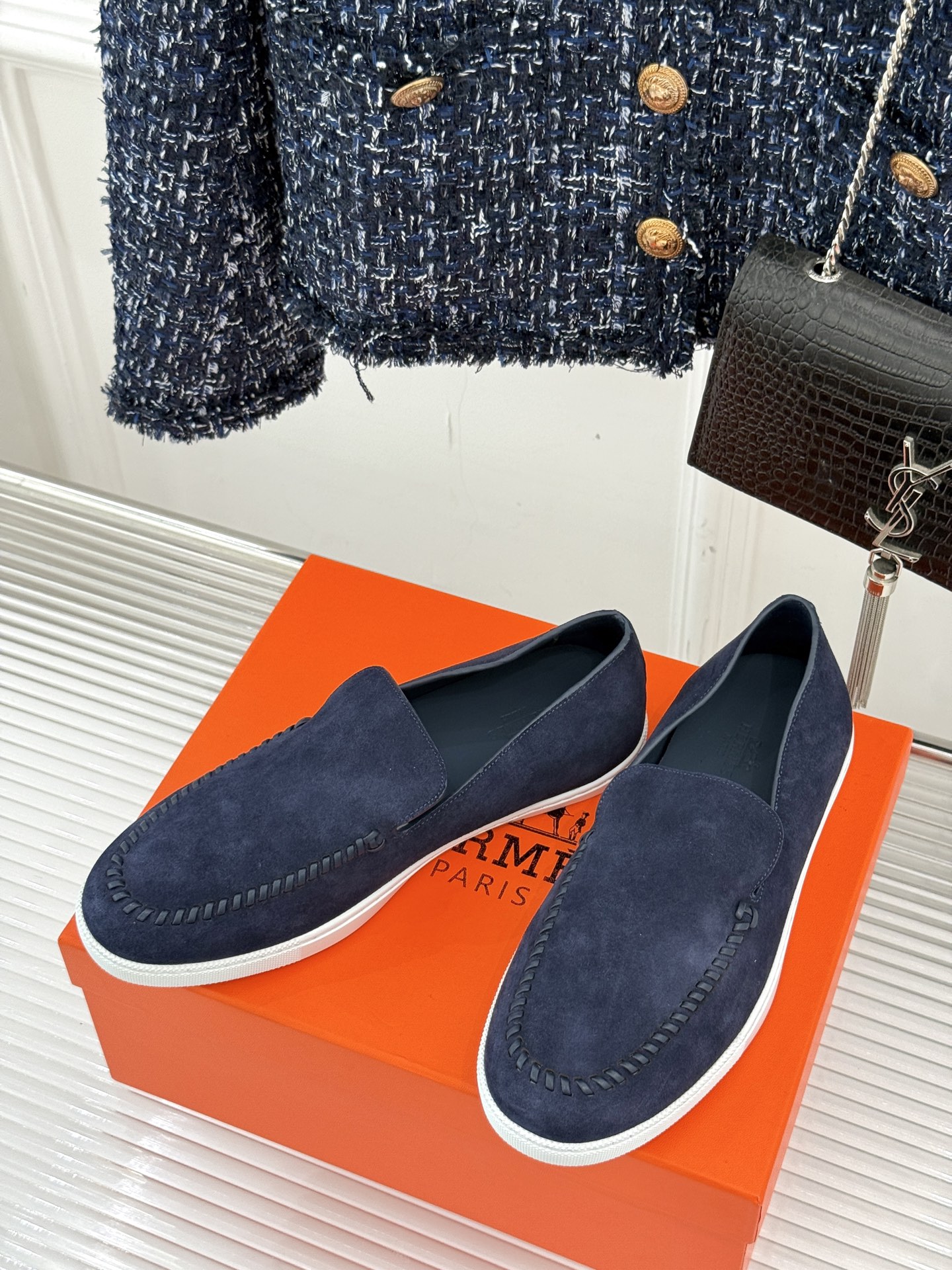 
Hermès/爱马仕25WF新品复古情侣款乐福鞋
爱情—是岁月长河里的熠熠星辰
而这双乐福鞋则是这浪漫