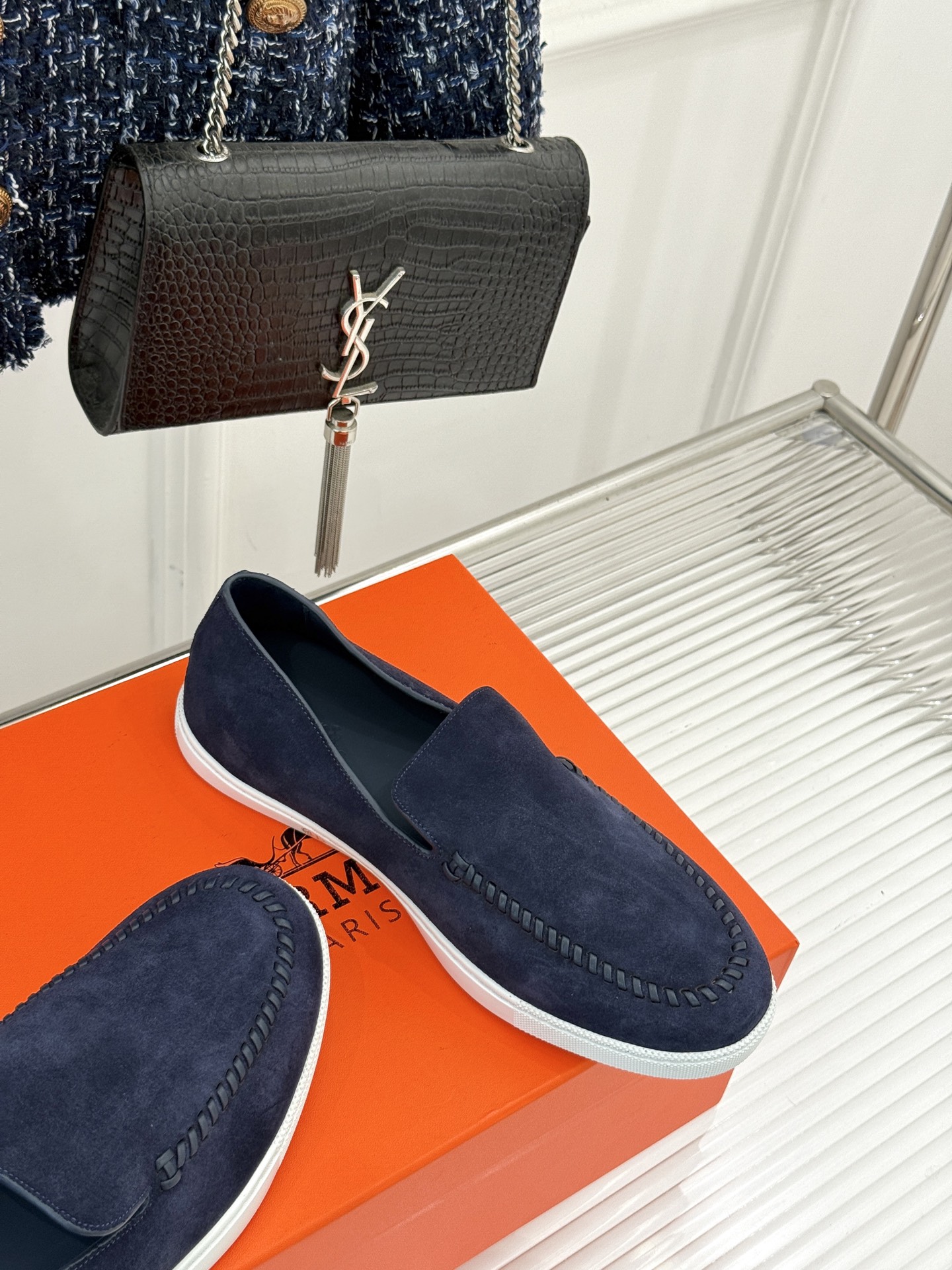 
Hermès/爱马仕25WF新品复古情侣款乐福鞋
爱情—是岁月长河里的熠熠星辰
而这双乐福鞋则是这浪漫