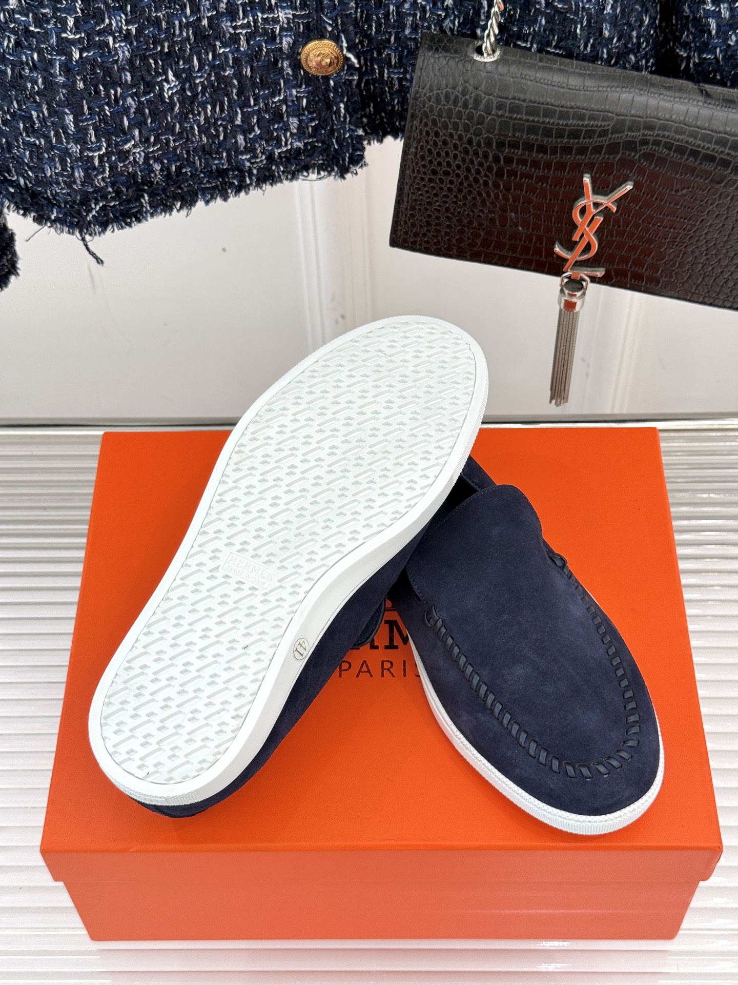 
Hermès/爱马仕25WF新品复古情侣款乐福鞋
爱情—是岁月长河里的熠熠星辰
而这双乐福鞋则是这浪漫