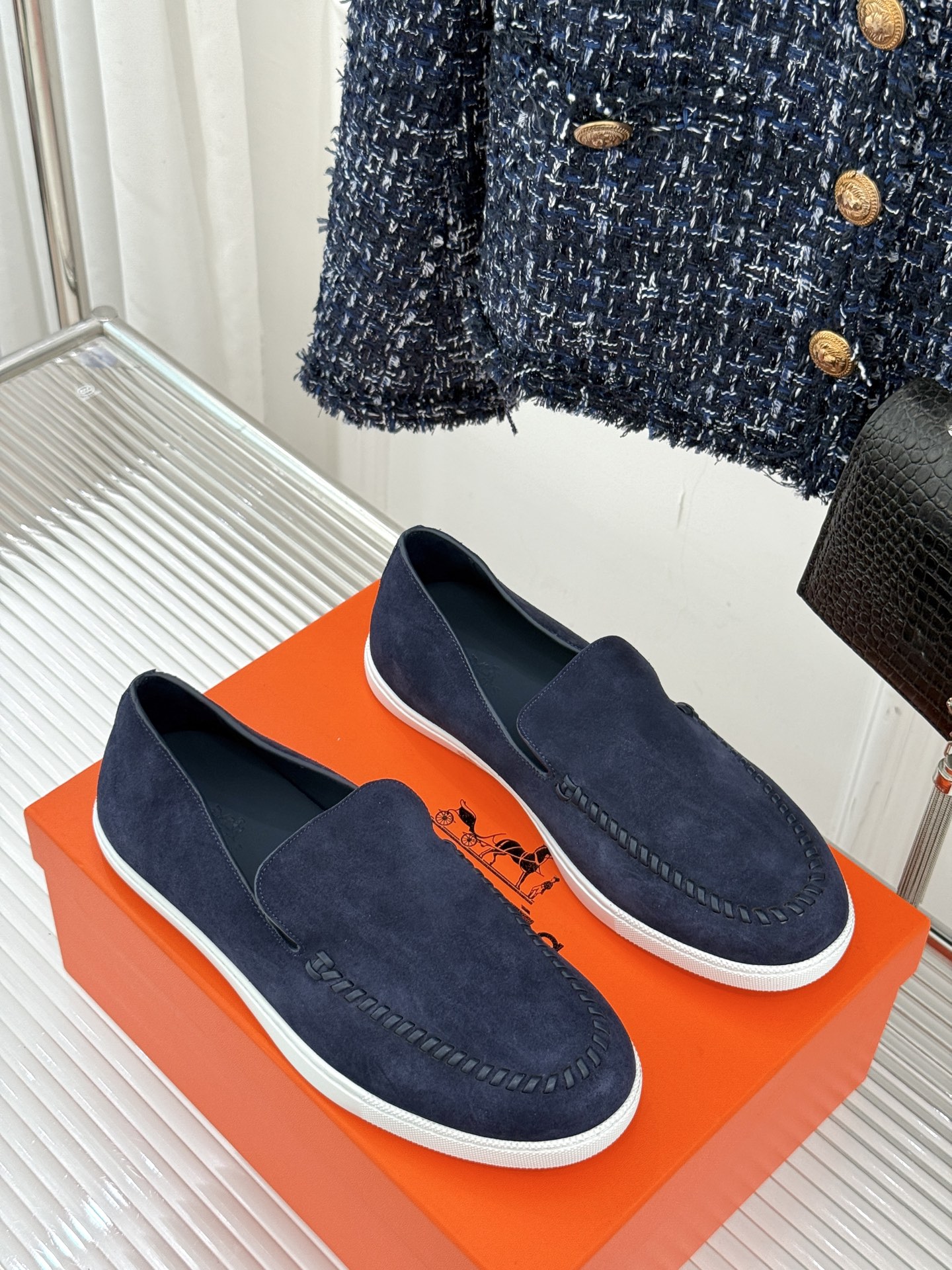 
Hermès/爱马仕25WF新品复古情侣款乐福鞋
爱情—是岁月长河里的熠熠星辰
而这双乐福鞋则是这浪漫