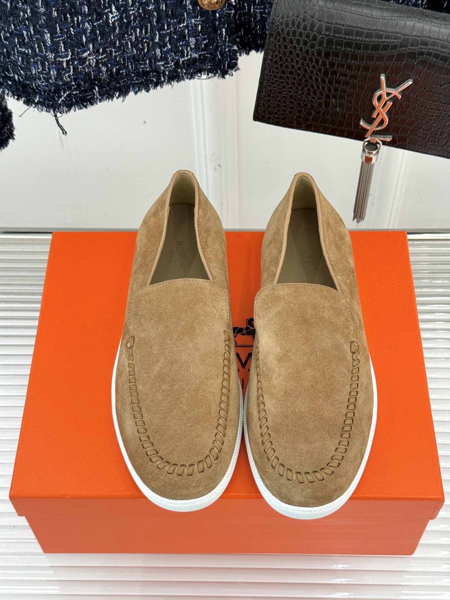 Hermès/爱马仕25WF新品复古情侣款乐福鞋
爱情—是岁月长河里的熠熠星辰
而这双乐福鞋则是这浪漫
