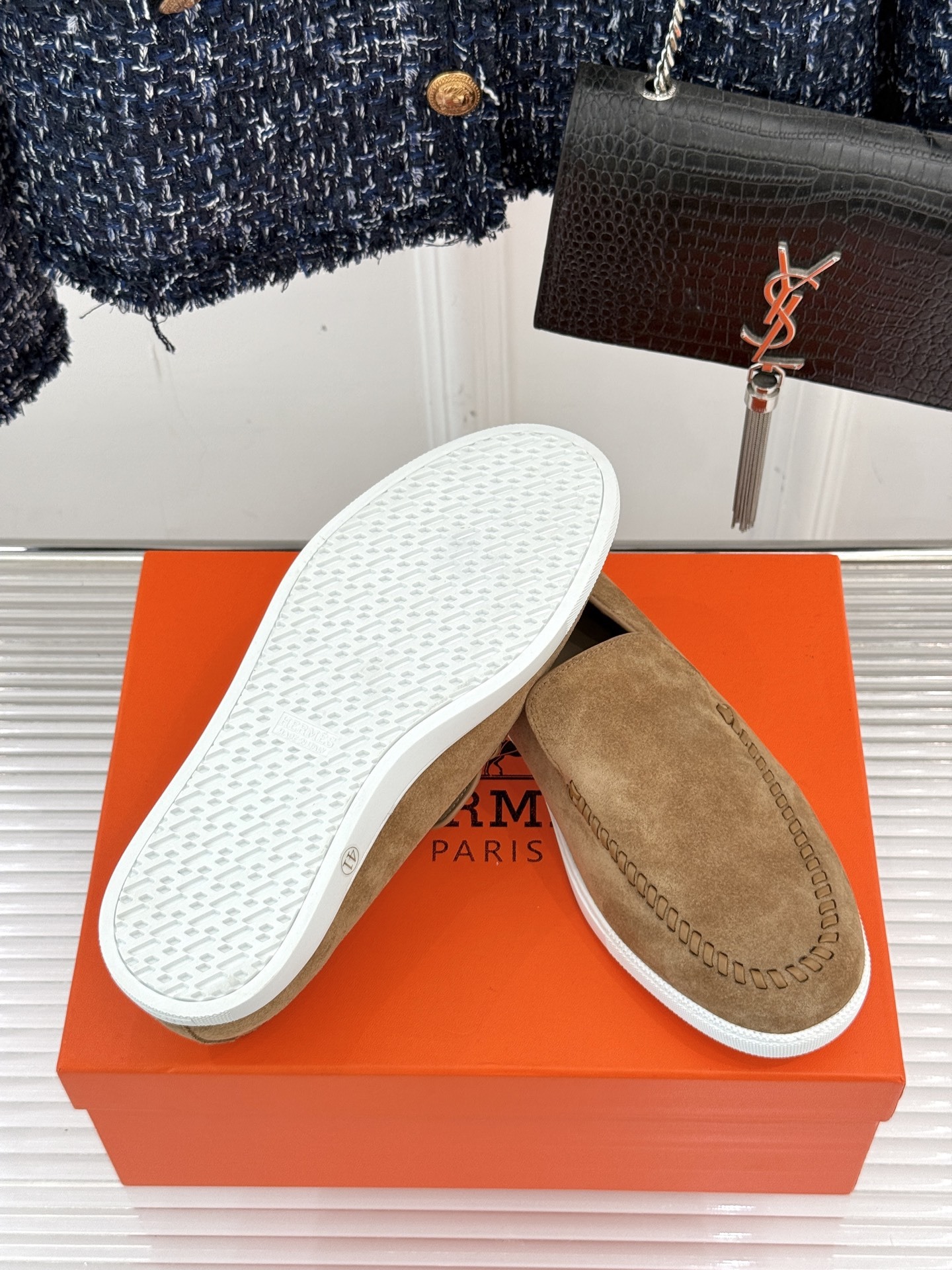 Hermès/爱马仕25WF新品复古情侣款乐福鞋
爱情—是岁月长河里的熠熠星辰
而这双乐福鞋则是这浪漫
