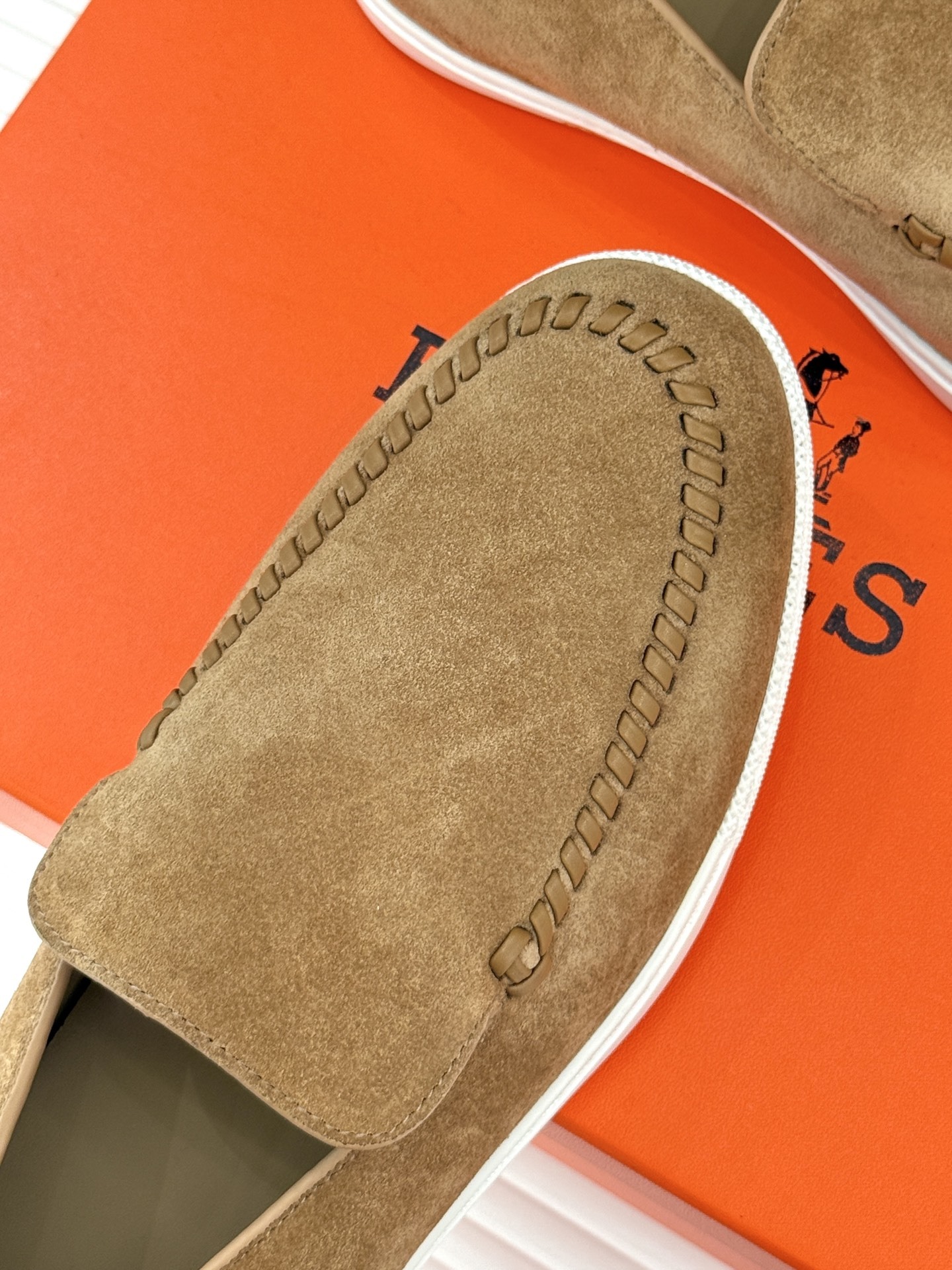 Hermès/爱马仕25WF新品复古情侣款乐福鞋
爱情—是岁月长河里的熠熠星辰
而这双乐福鞋则是这浪漫