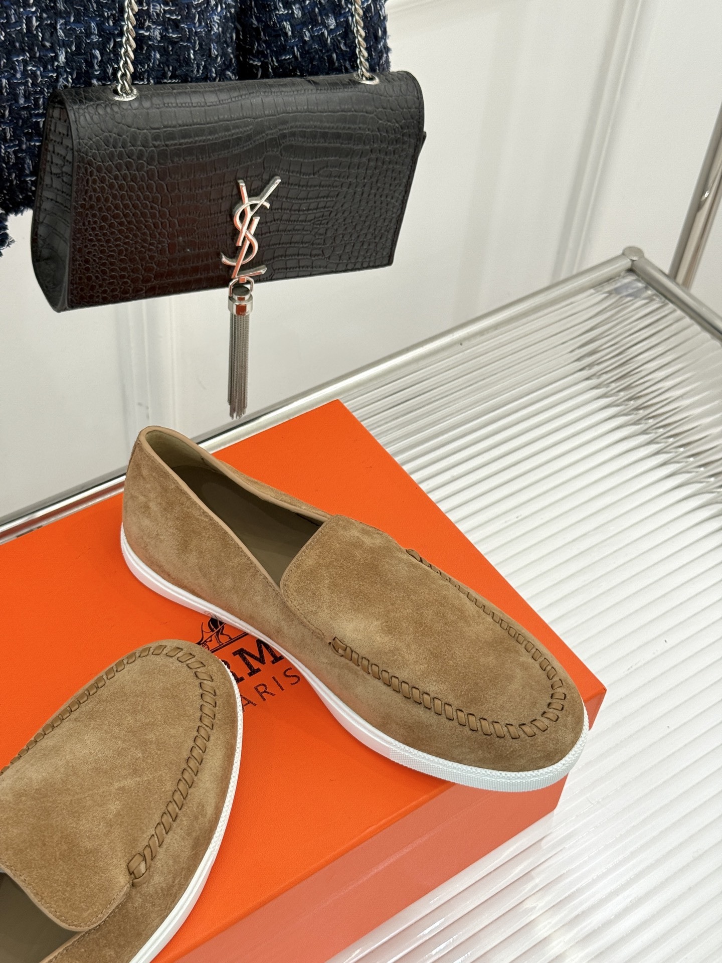 Hermès/爱马仕25WF新品复古情侣款乐福鞋
爱情—是岁月长河里的熠熠星辰
而这双乐福鞋则是这浪漫