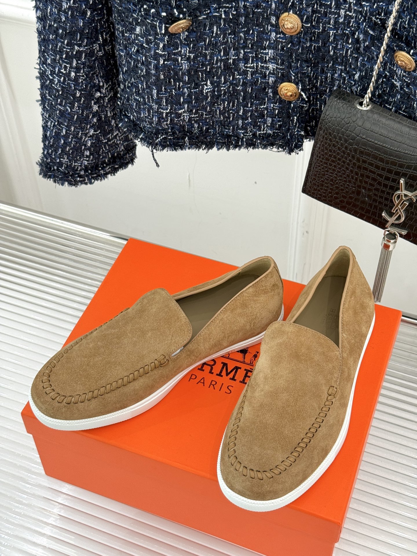 Hermès/爱马仕25WF新品复古情侣款乐福鞋
爱情—是岁月长河里的熠熠星辰
而这双乐福鞋则是这浪漫