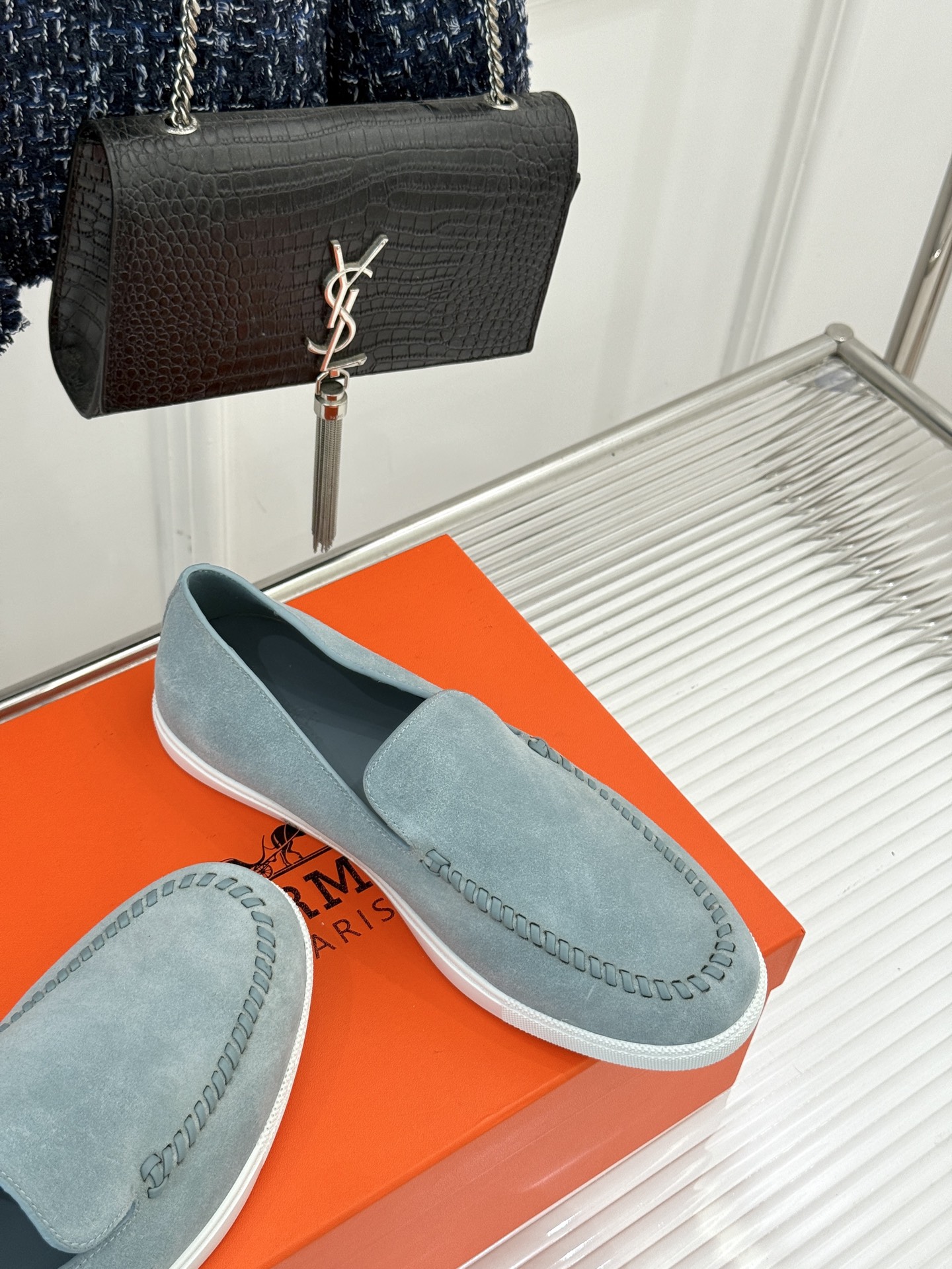 
Hermès/爱马仕25WF新品复古情侣款乐福鞋
爱情—是岁月长河里的熠熠星辰
而这双乐福鞋则是这浪漫