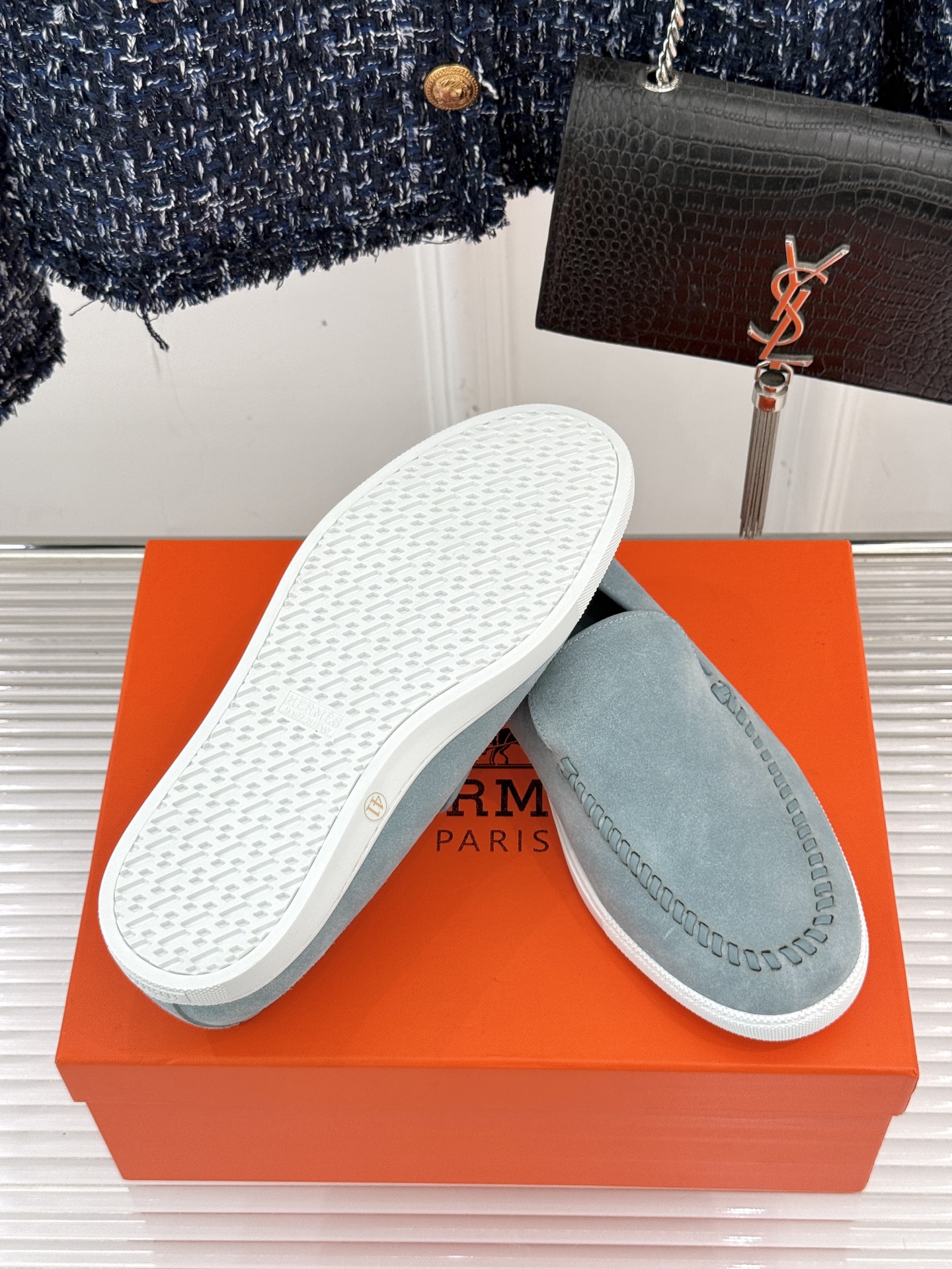 
Hermès/爱马仕25WF新品复古情侣款乐福鞋
爱情—是岁月长河里的熠熠星辰
而这双乐福鞋则是这浪漫