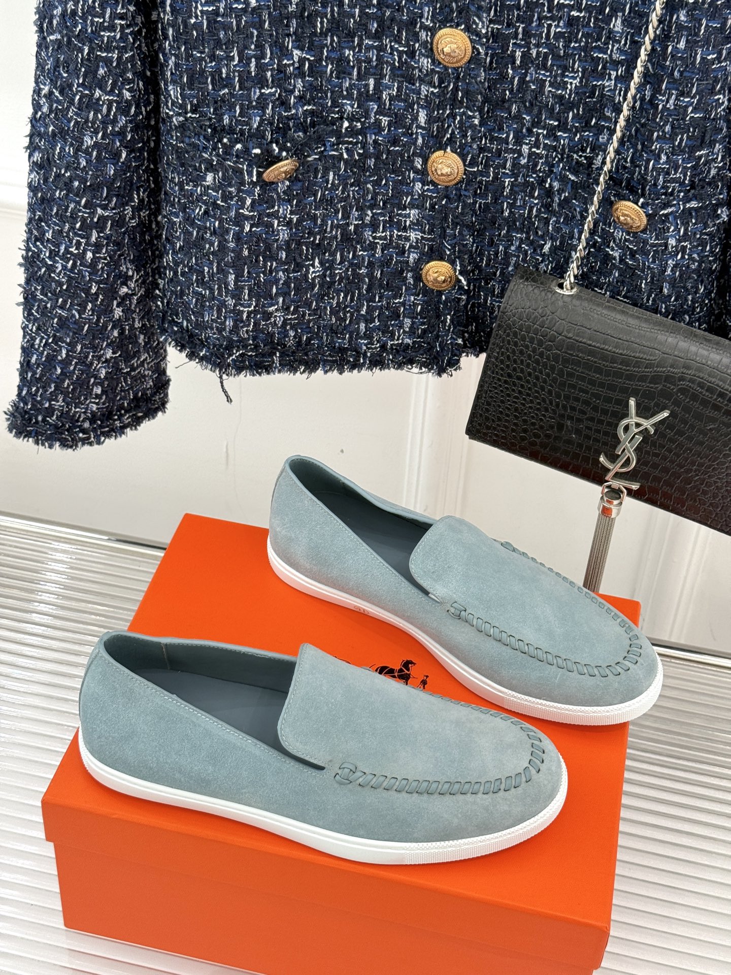 
Hermès/爱马仕25WF新品复古情侣款乐福鞋
爱情—是岁月长河里的熠熠星辰
而这双乐福鞋则是这浪漫