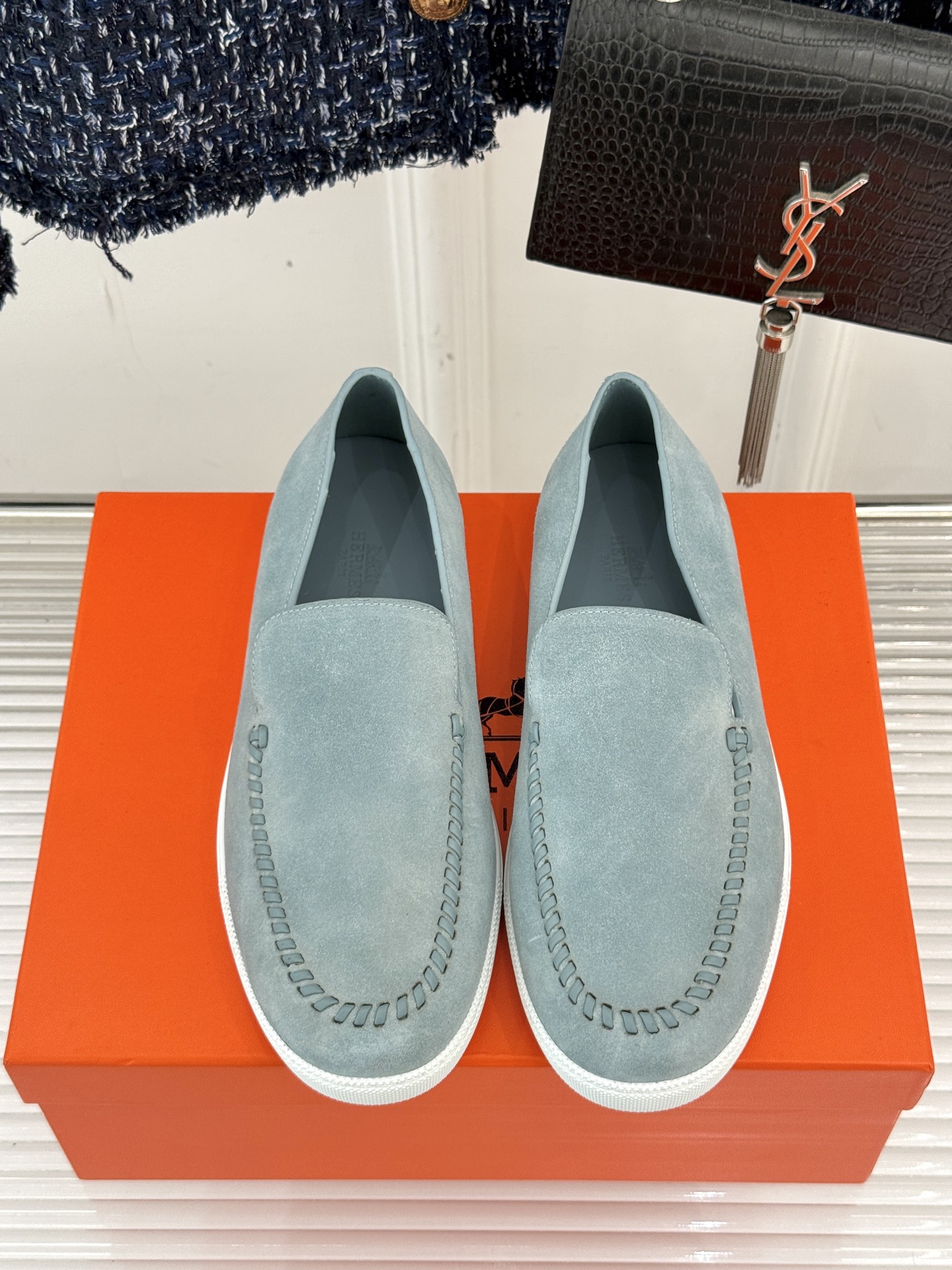 
Hermès/爱马仕25WF新品复古情侣款乐福鞋
爱情—是岁月长河里的熠熠星辰
而这双乐福鞋则是这浪漫