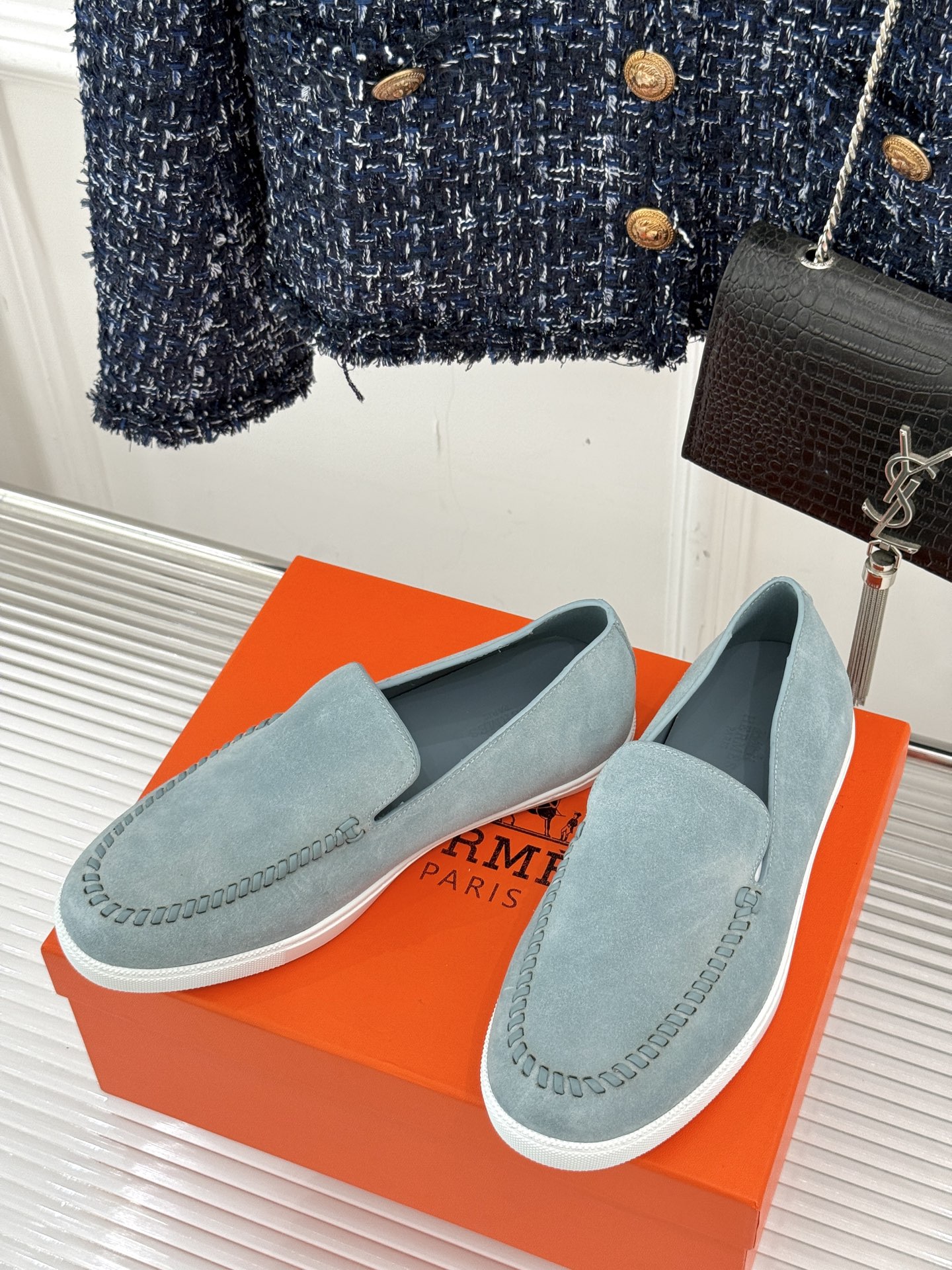 
Hermès/爱马仕25WF新品复古情侣款乐福鞋
爱情—是岁月长河里的熠熠星辰
而这双乐福鞋则是这浪漫