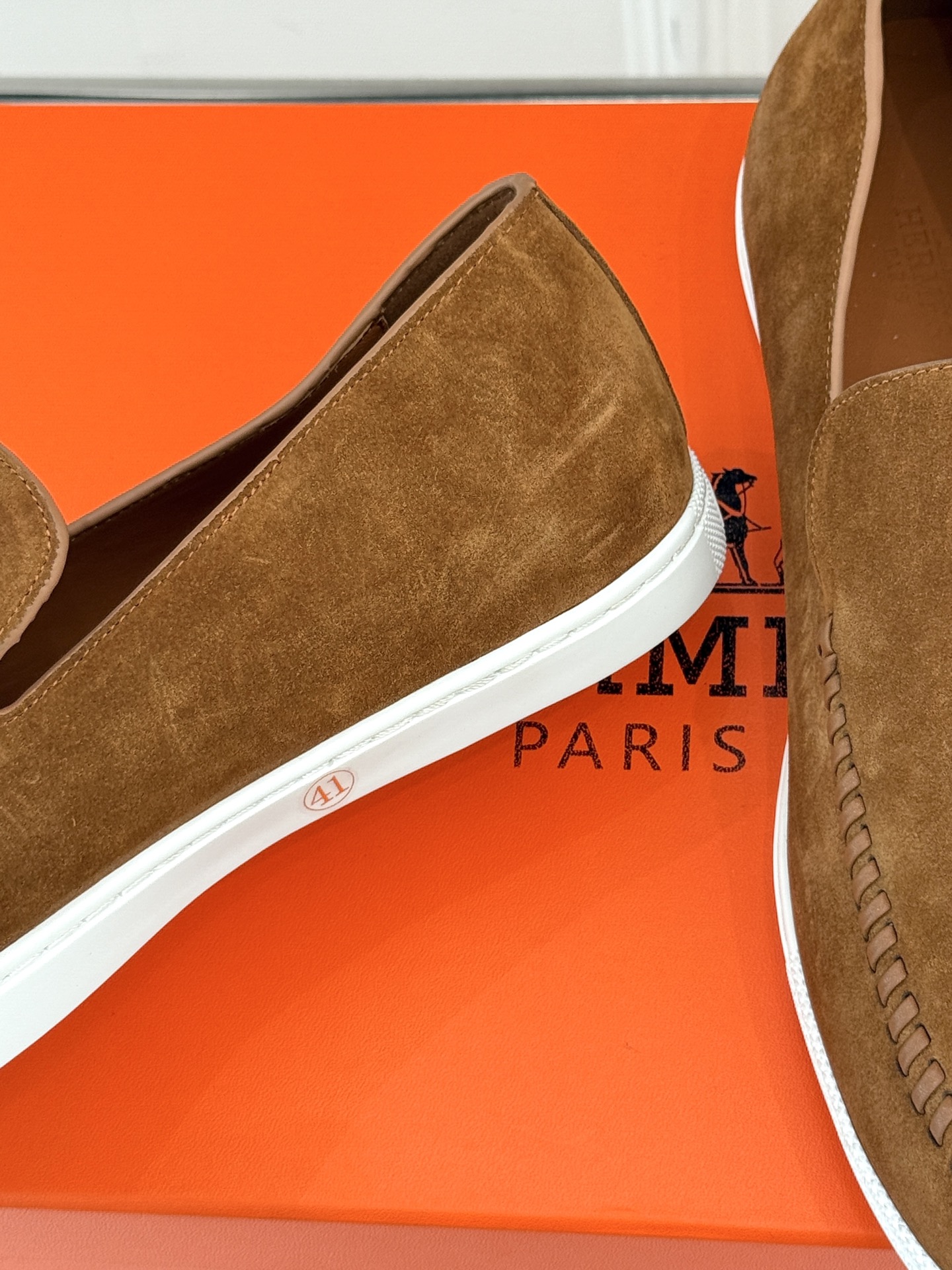 
Hermès/爱马仕25WF新品复古情侣款乐福鞋
爱情—是岁月长河里的熠熠星辰
而这双乐福鞋则是这浪漫