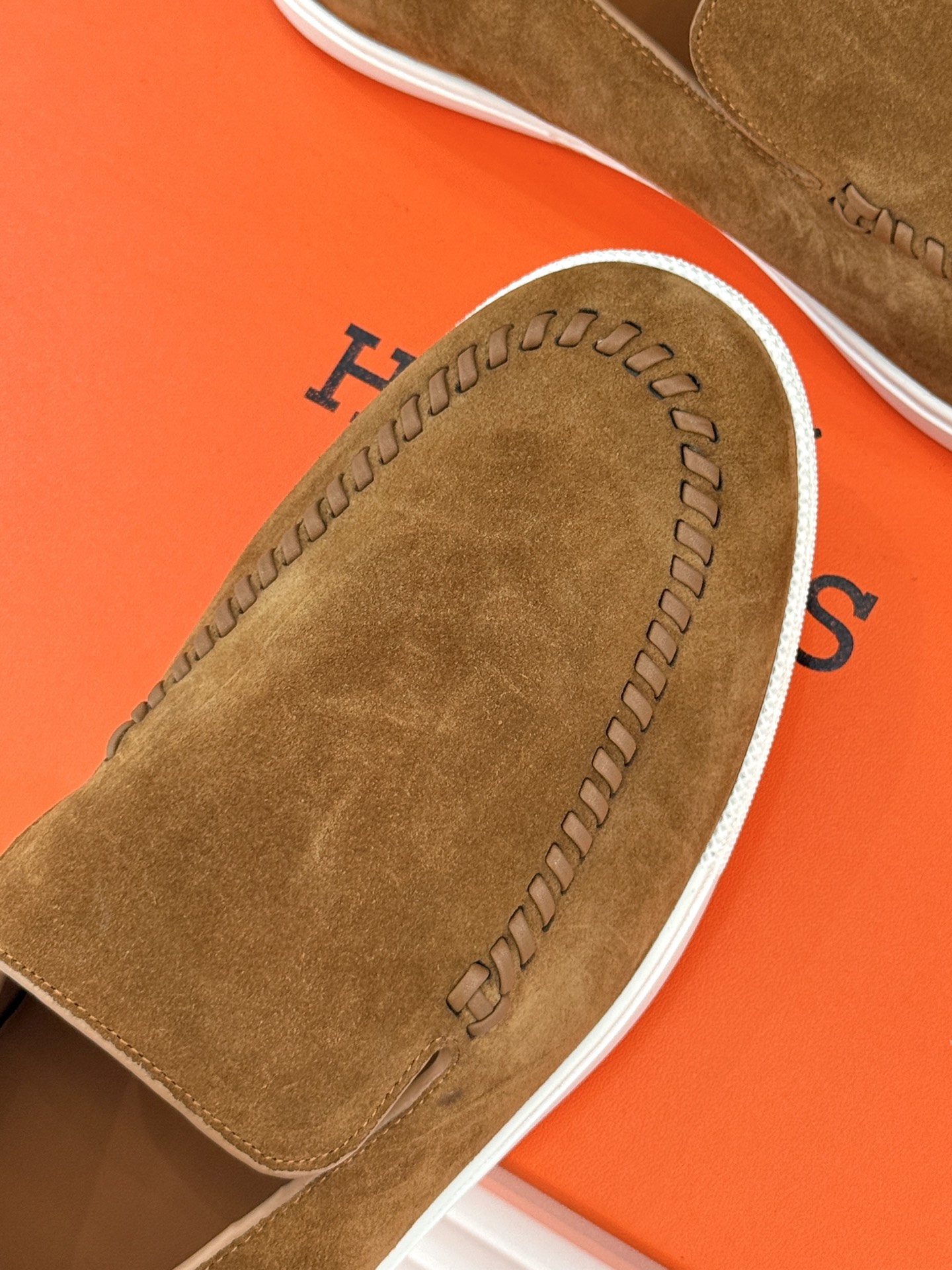 
Hermès/爱马仕25WF新品复古情侣款乐福鞋
爱情—是岁月长河里的熠熠星辰
而这双乐福鞋则是这浪漫