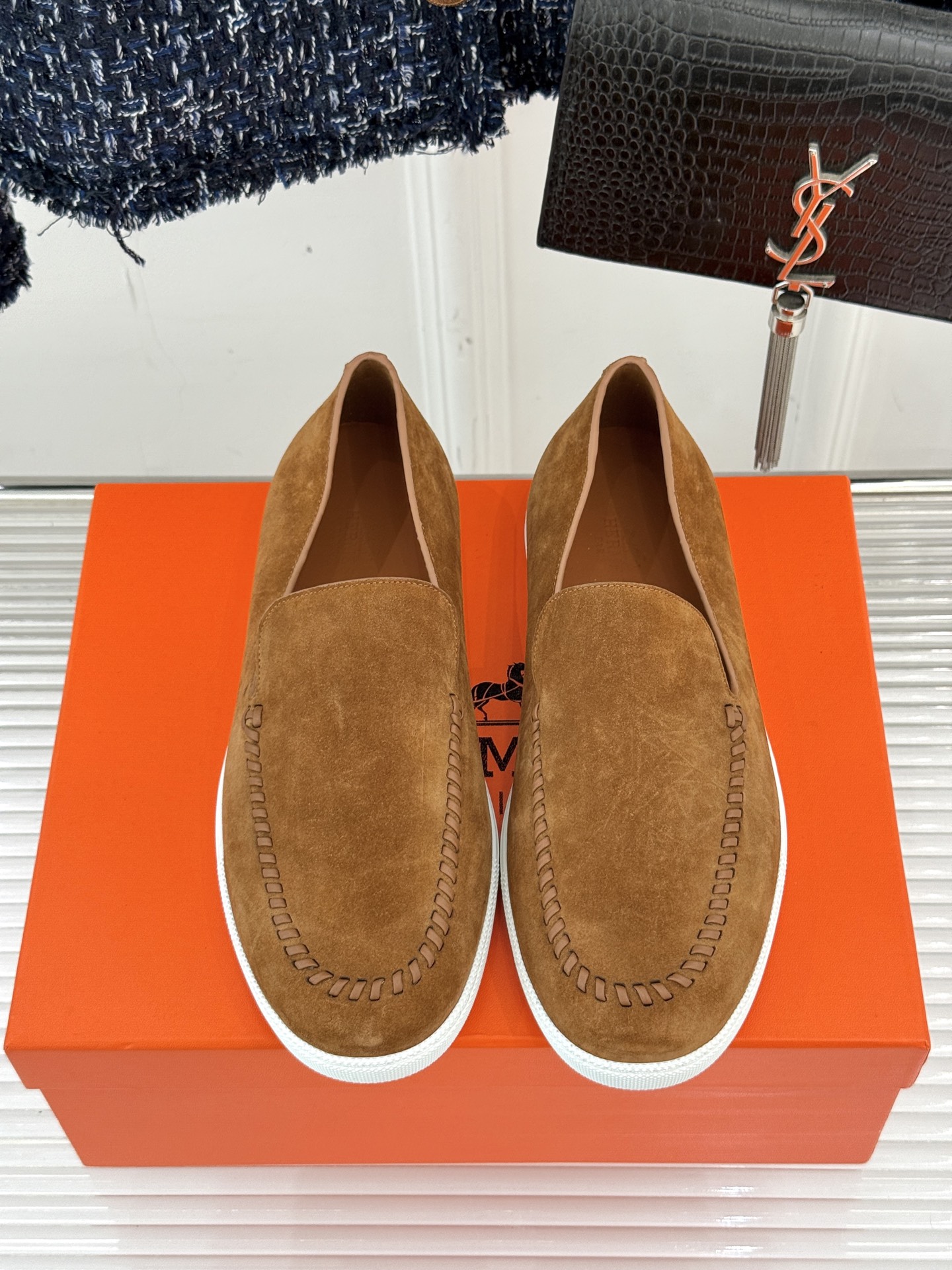 
Hermès/爱马仕25WF新品复古情侣款乐福鞋
爱情—是岁月长河里的熠熠星辰
而这双乐福鞋则是这浪漫