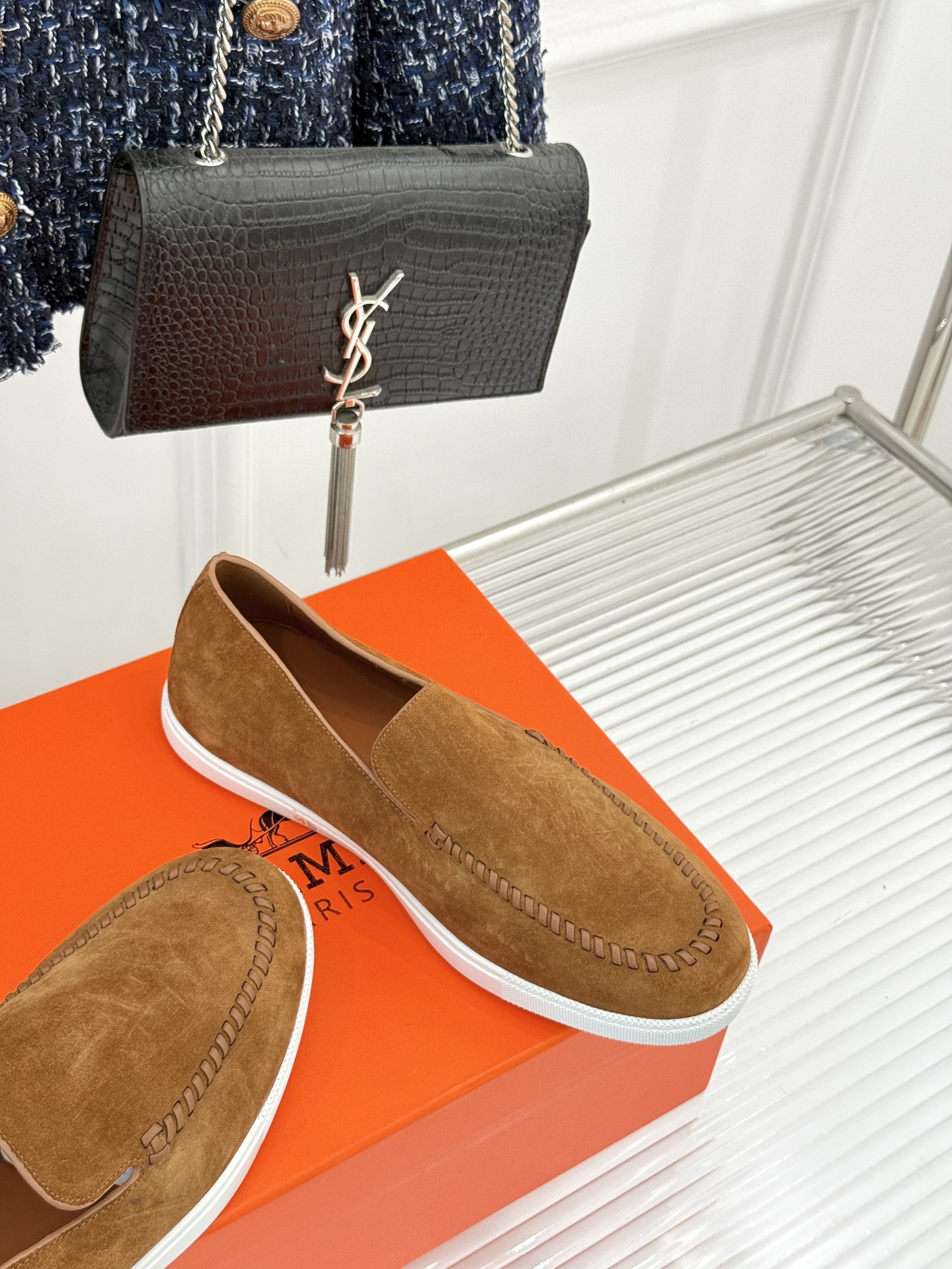 
Hermès/爱马仕25WF新品复古情侣款乐福鞋
爱情—是岁月长河里的熠熠星辰
而这双乐福鞋则是这浪漫