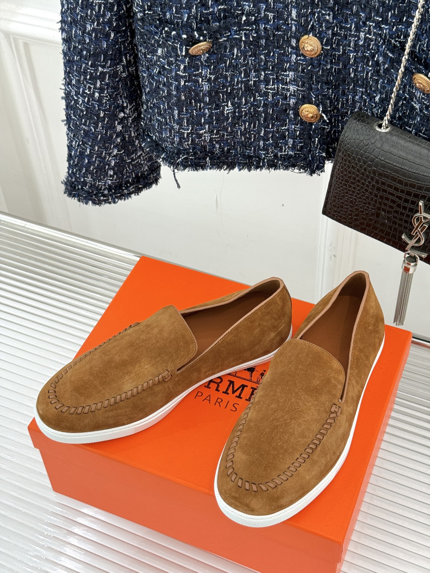 
Hermès/爱马仕25WF新品复古情侣款乐福鞋
爱情—是岁月长河里的熠熠星辰
而这双乐福鞋则是这浪漫