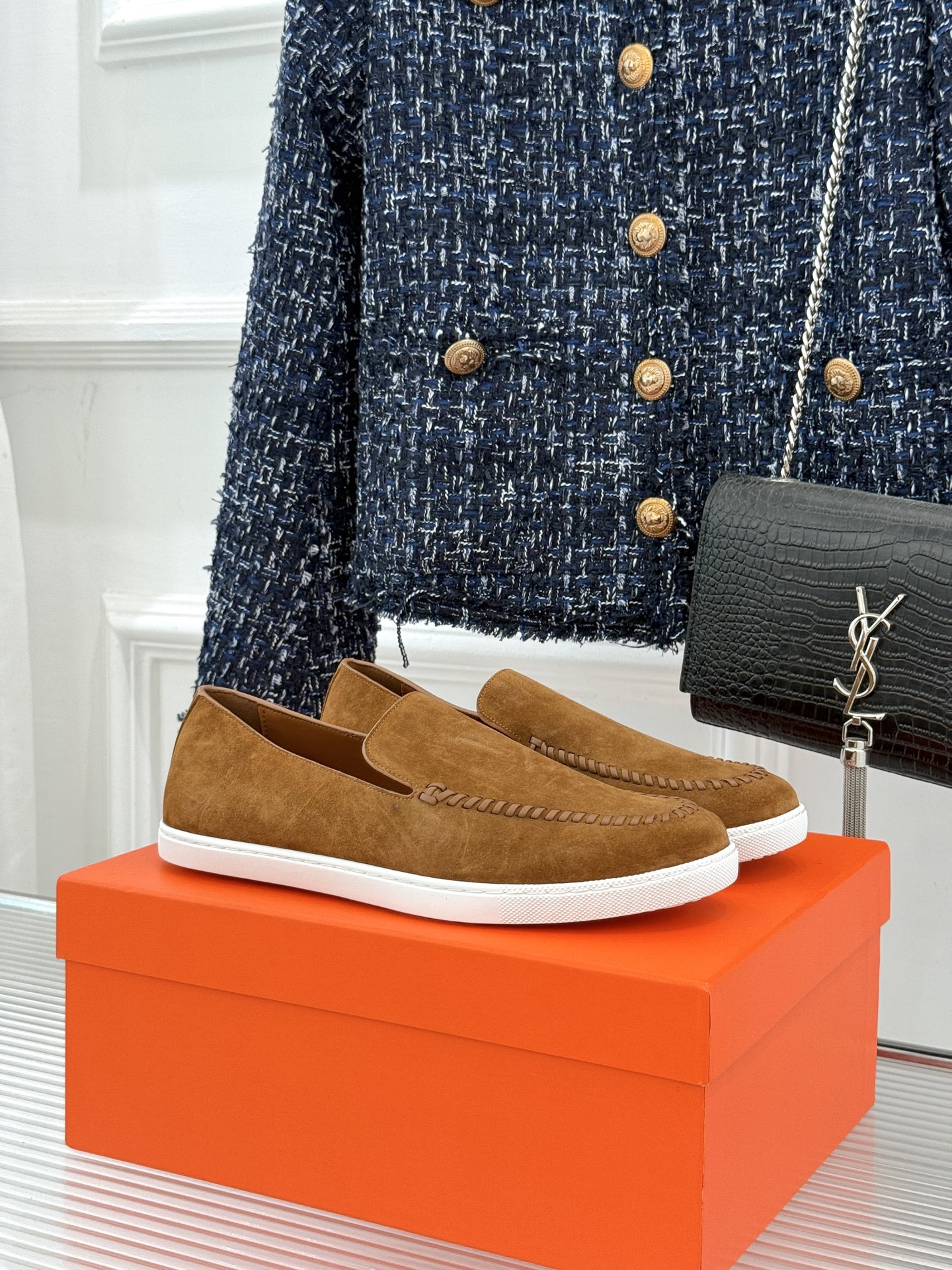 
Hermès/爱马仕25WF新品复古情侣款乐福鞋
爱情—是岁月长河里的熠熠星辰
而这双乐福鞋则是这浪漫
