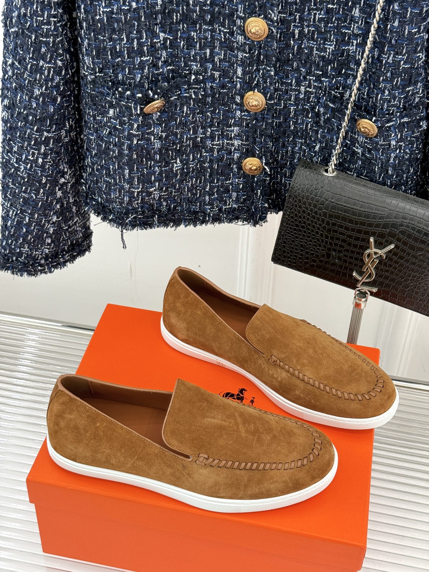 
Hermès/爱马仕25WF新品复古情侣款乐福鞋
爱情—是岁月长河里的熠熠星辰
而这双乐福鞋则是这浪漫