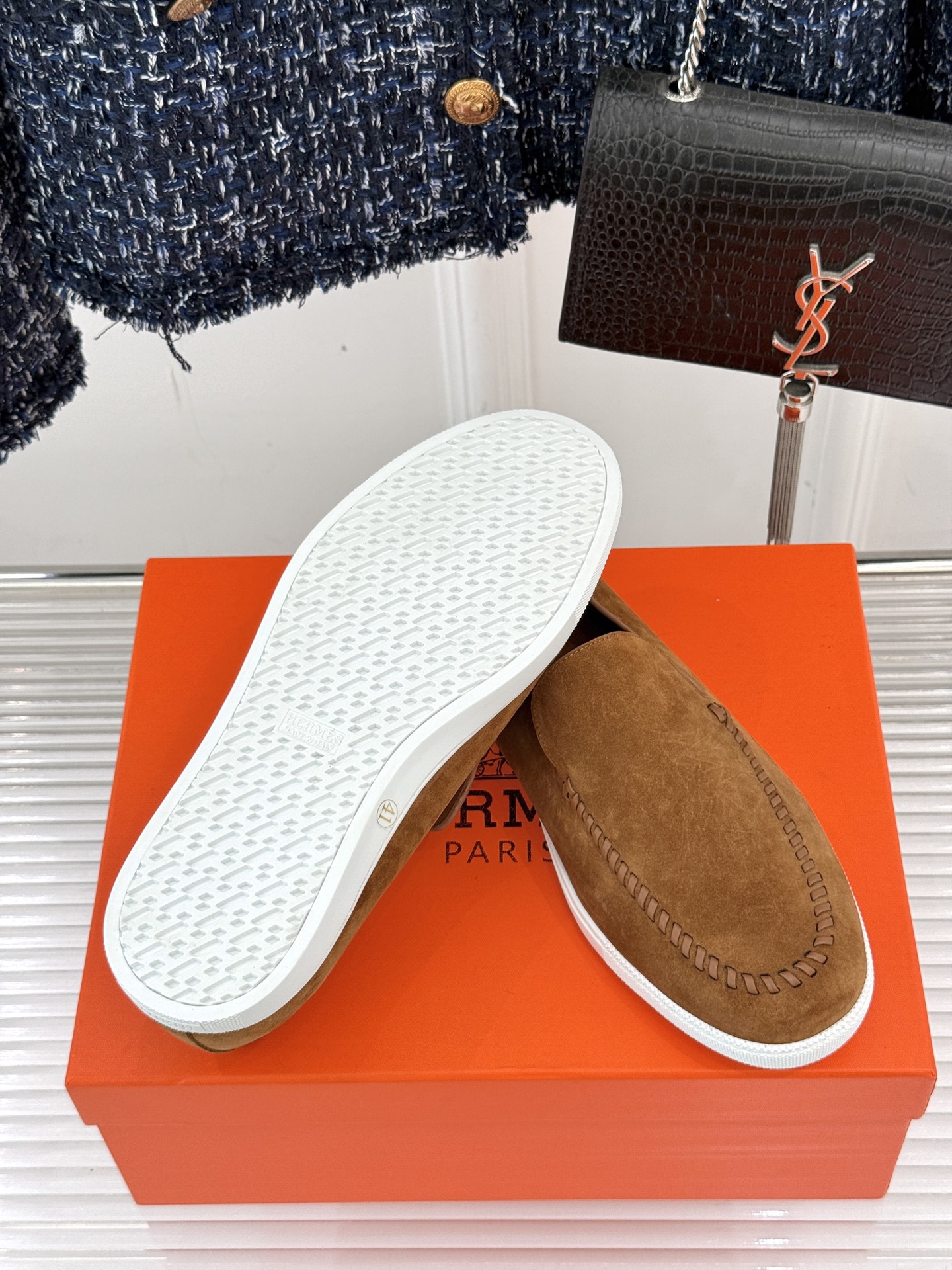 
Hermès/爱马仕25WF新品复古情侣款乐福鞋
爱情—是岁月长河里的熠熠星辰
而这双乐福鞋则是这浪漫
