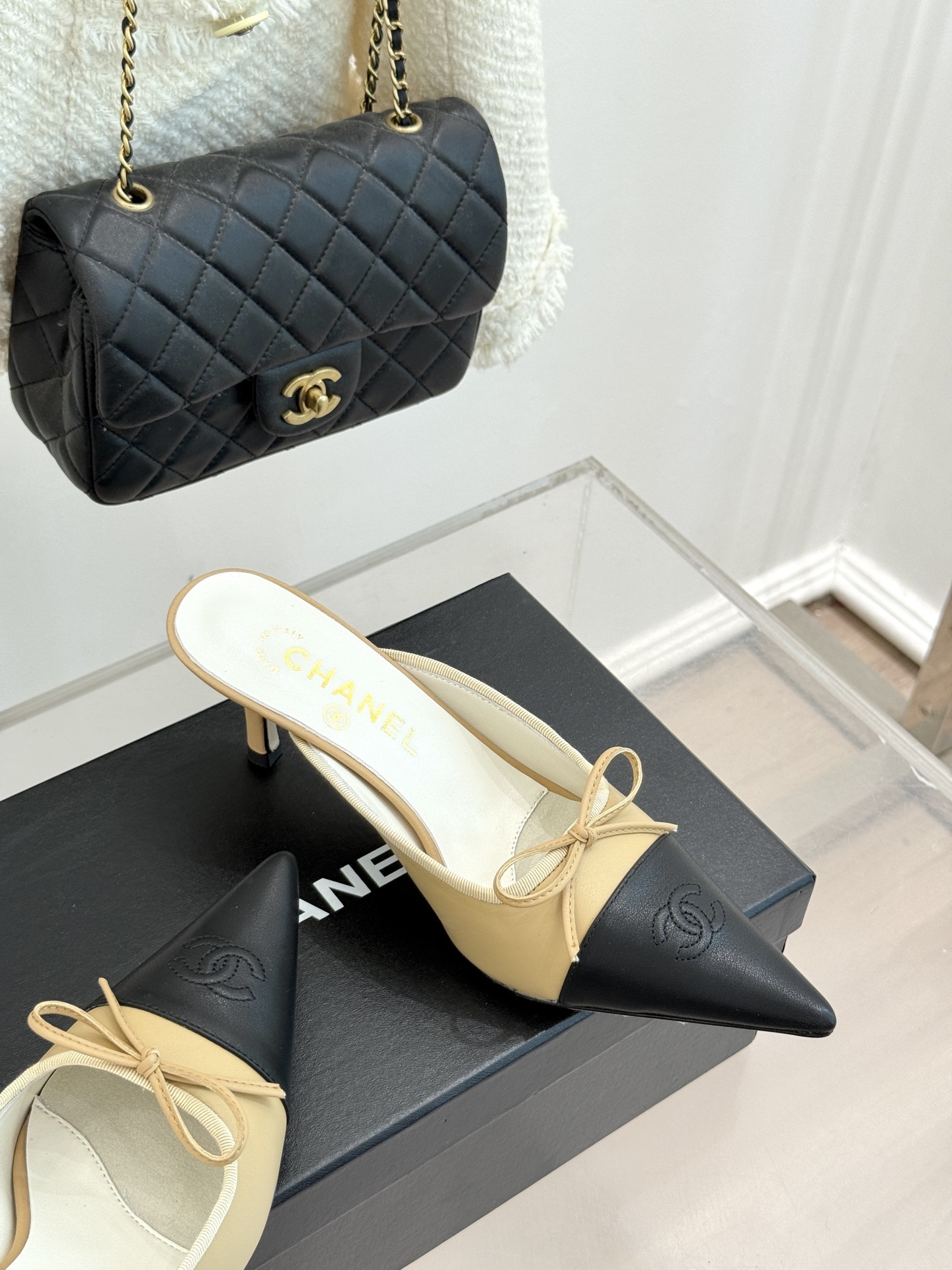 CHANE*|小香Vintage中古蝴蝶结尖头
高跟拖鞋✨
每个时髦精的鞋柜里必备的经典中古高跟鞋👠