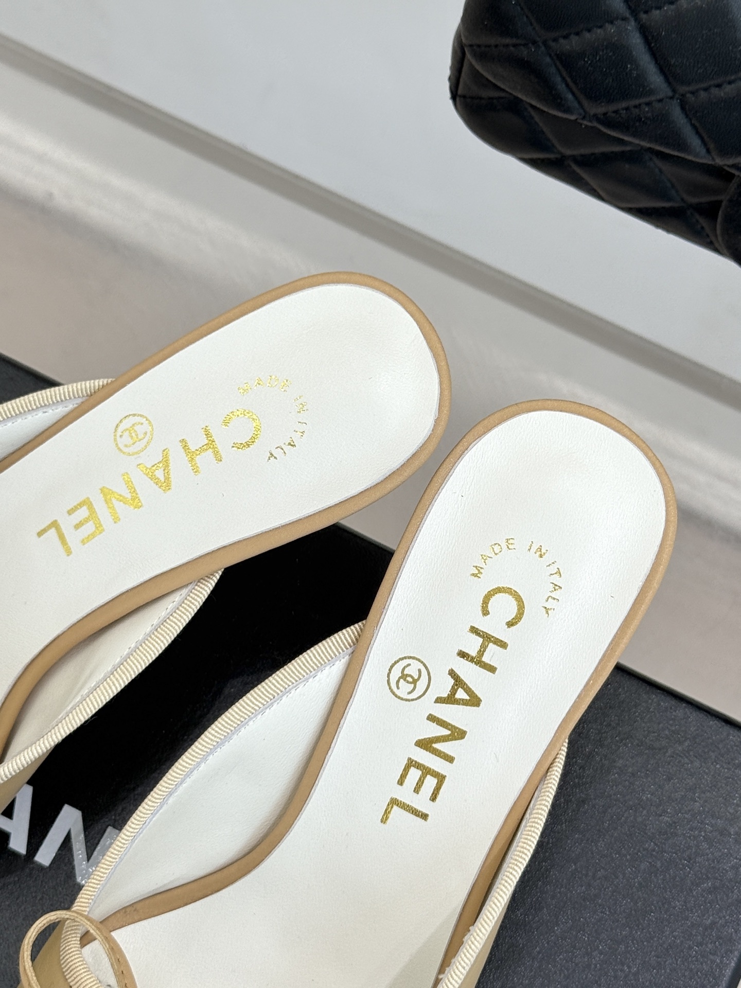 CHANE*|小香Vintage中古蝴蝶结尖头
高跟拖鞋✨
每个时髦精的鞋柜里必备的经典中古高跟鞋👠