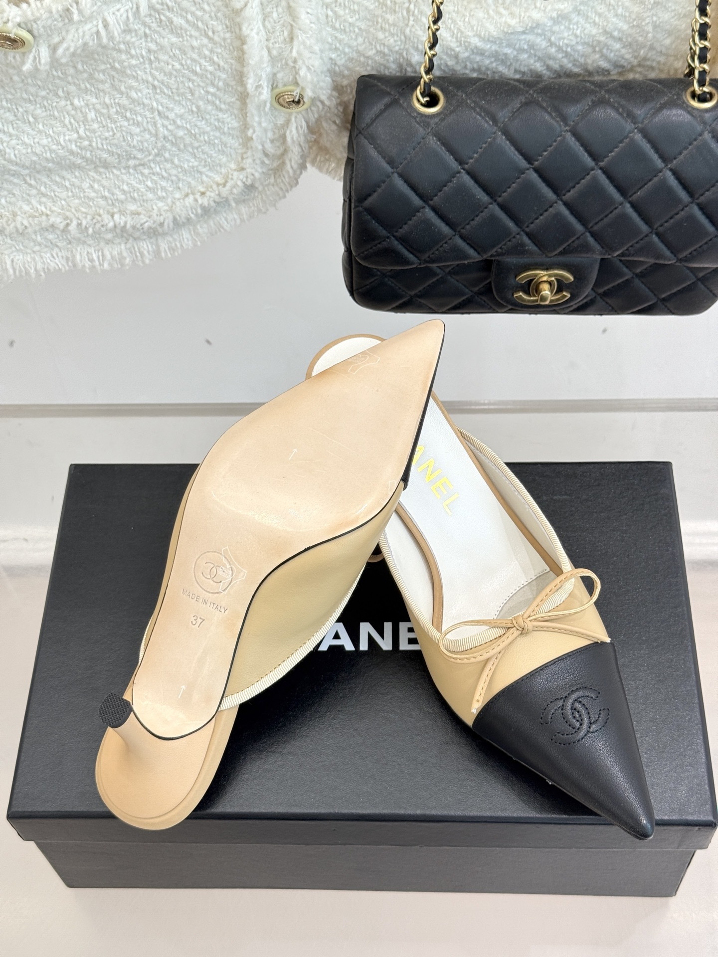 CHANE*|小香Vintage中古蝴蝶结尖头
高跟拖鞋✨
每个时髦精的鞋柜里必备的经典中古高跟鞋👠