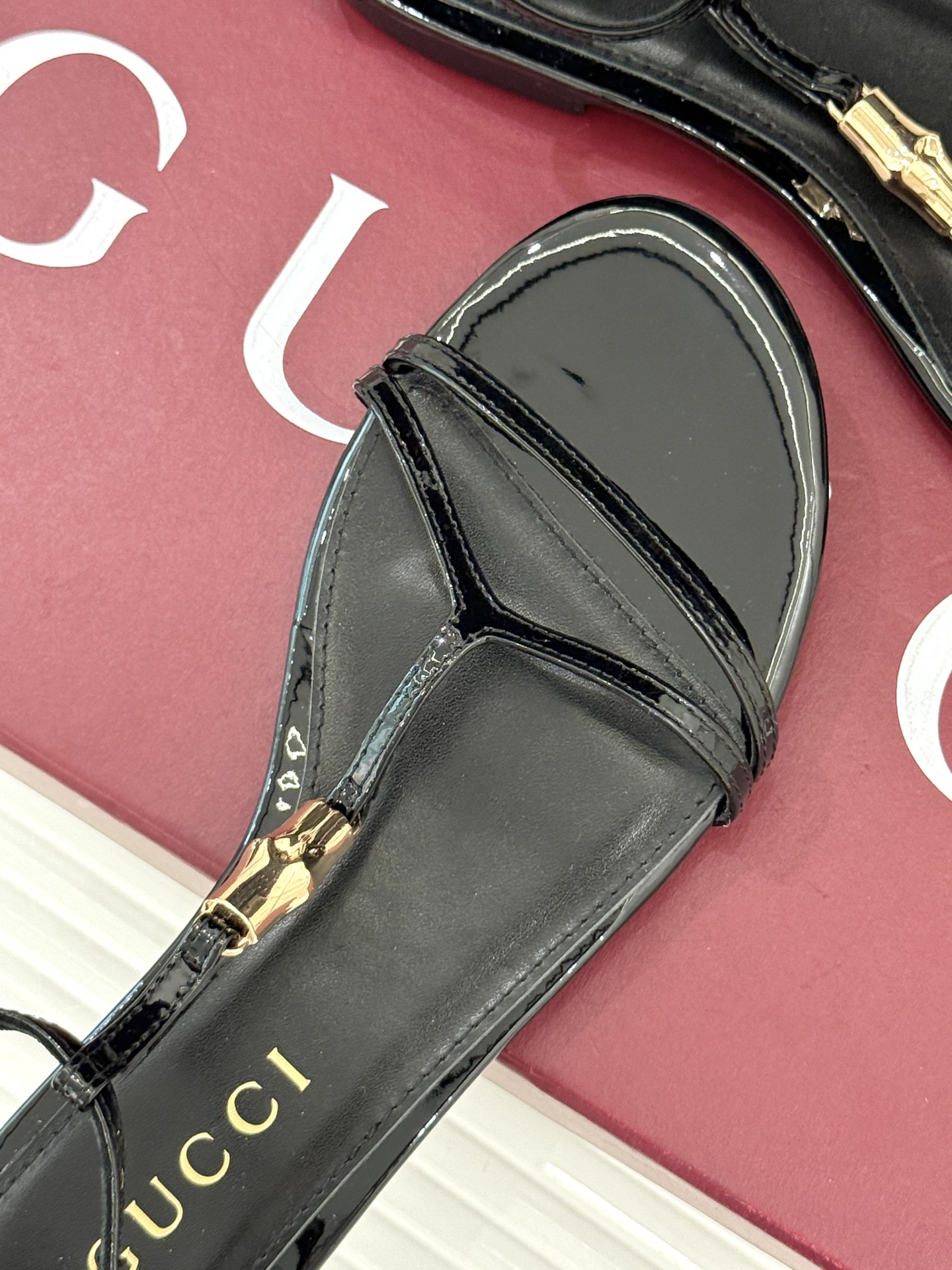 Gucci/古驰25ss竹节扣系列凉鞋
时尚与经典的完美融合✨
经典竹节扣自带复古腔调🎋 
是品牌DNA