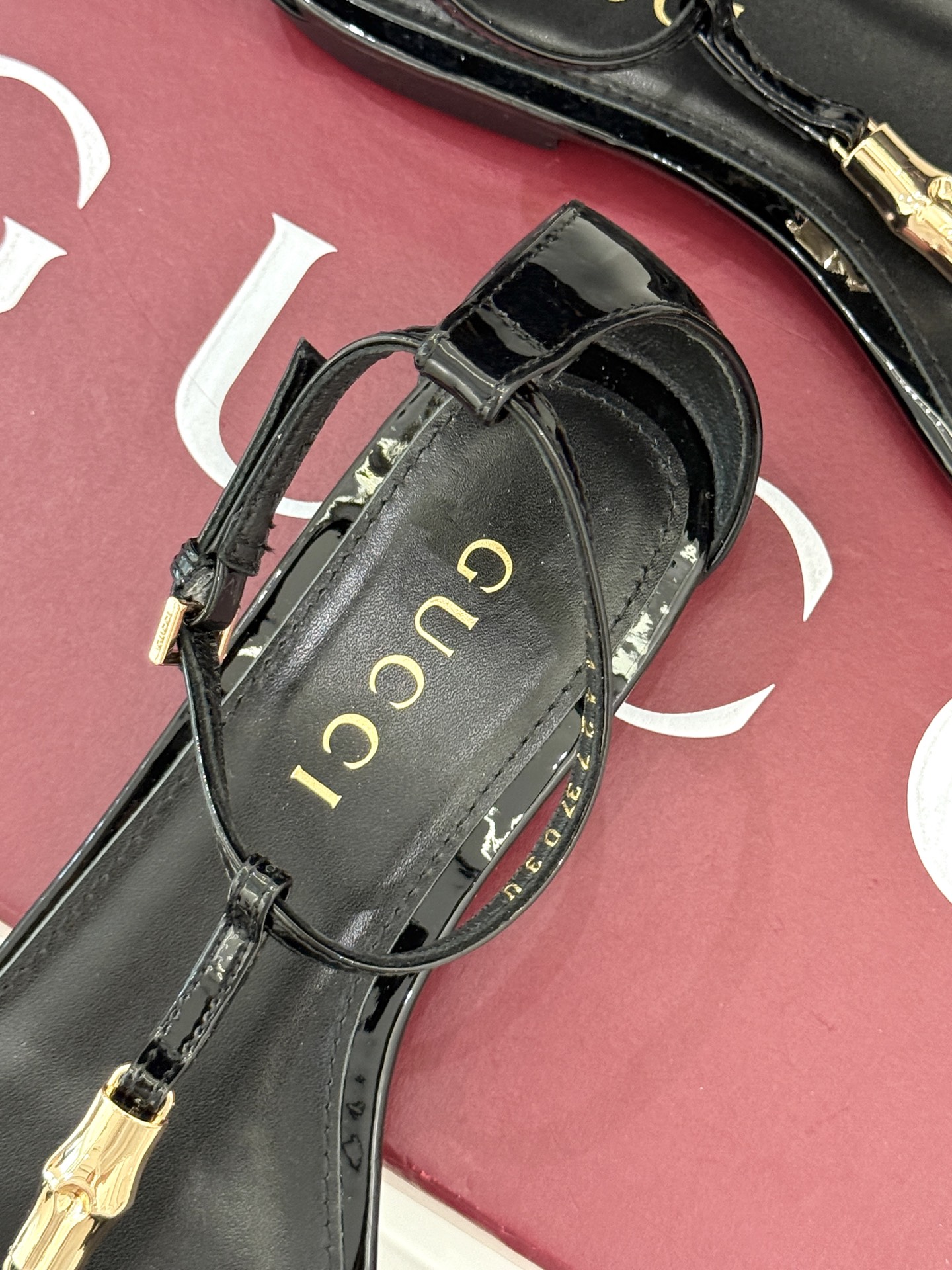 Gucci/古驰25ss竹节扣系列凉鞋
时尚与经典的完美融合✨
经典竹节扣自带复古腔调🎋 
是品牌DNA