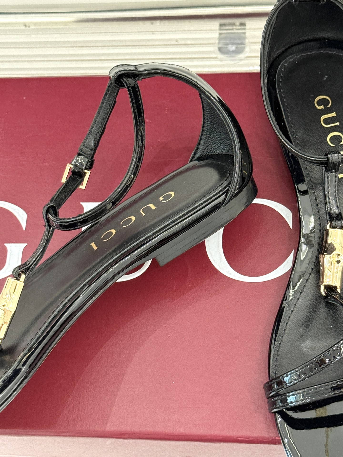 Gucci/古驰25ss竹节扣系列凉鞋
时尚与经典的完美融合✨
经典竹节扣自带复古腔调🎋 
是品牌DNA